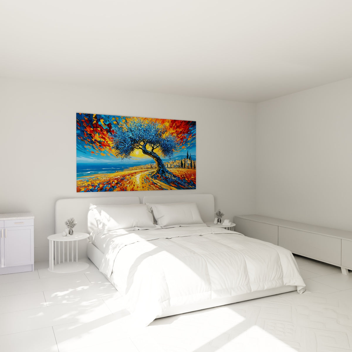 Arbre bleu saphir sur fond de crépuscule orangé, au-dessus d'un lit dans une chambre claire