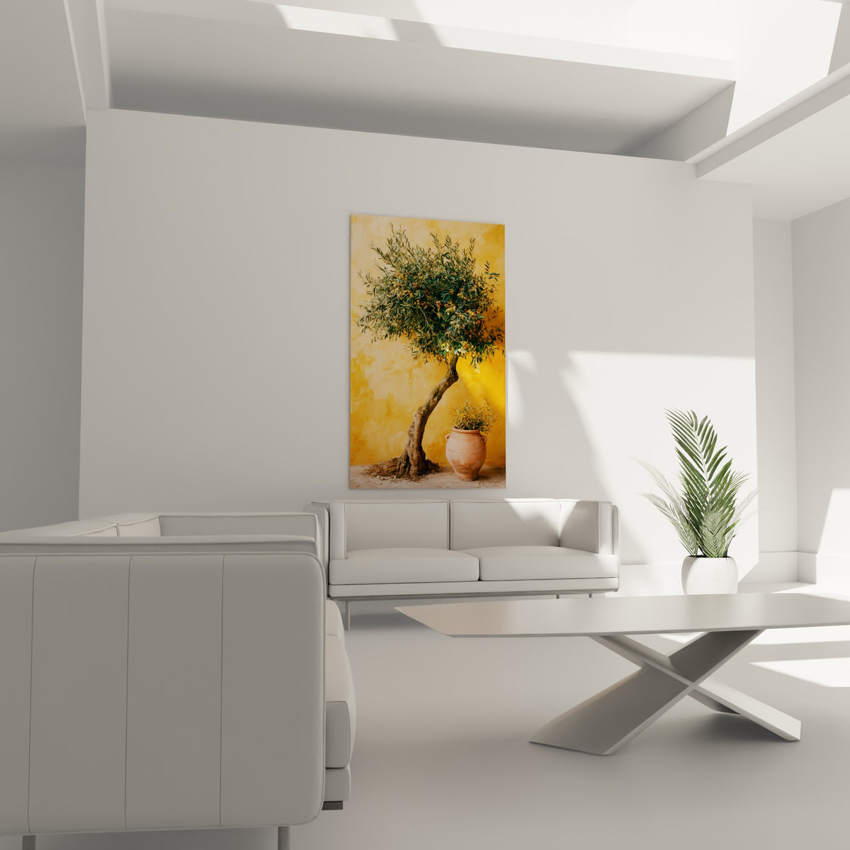 Tronc noueux brun et jarre terracotta de l'olivier au-dessus d'un canapé dans un salon lumineux