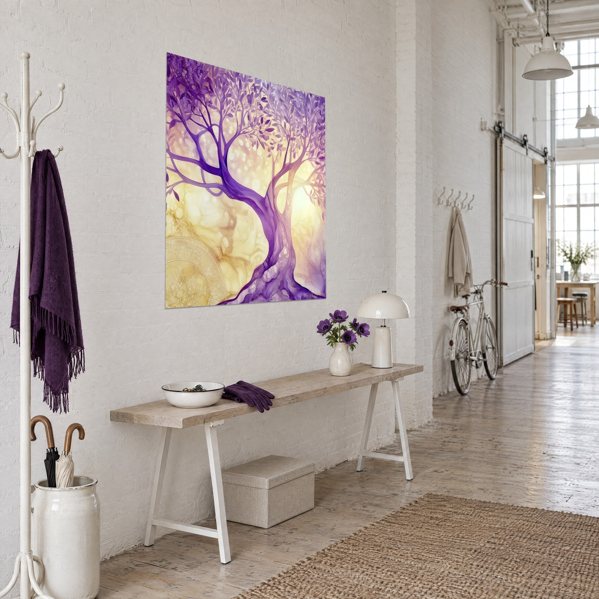 Tableau arbre à tronc pourpre tordu devant un halo ivoire et or, feuillage fin, mur blanc d'un loft d'artiste