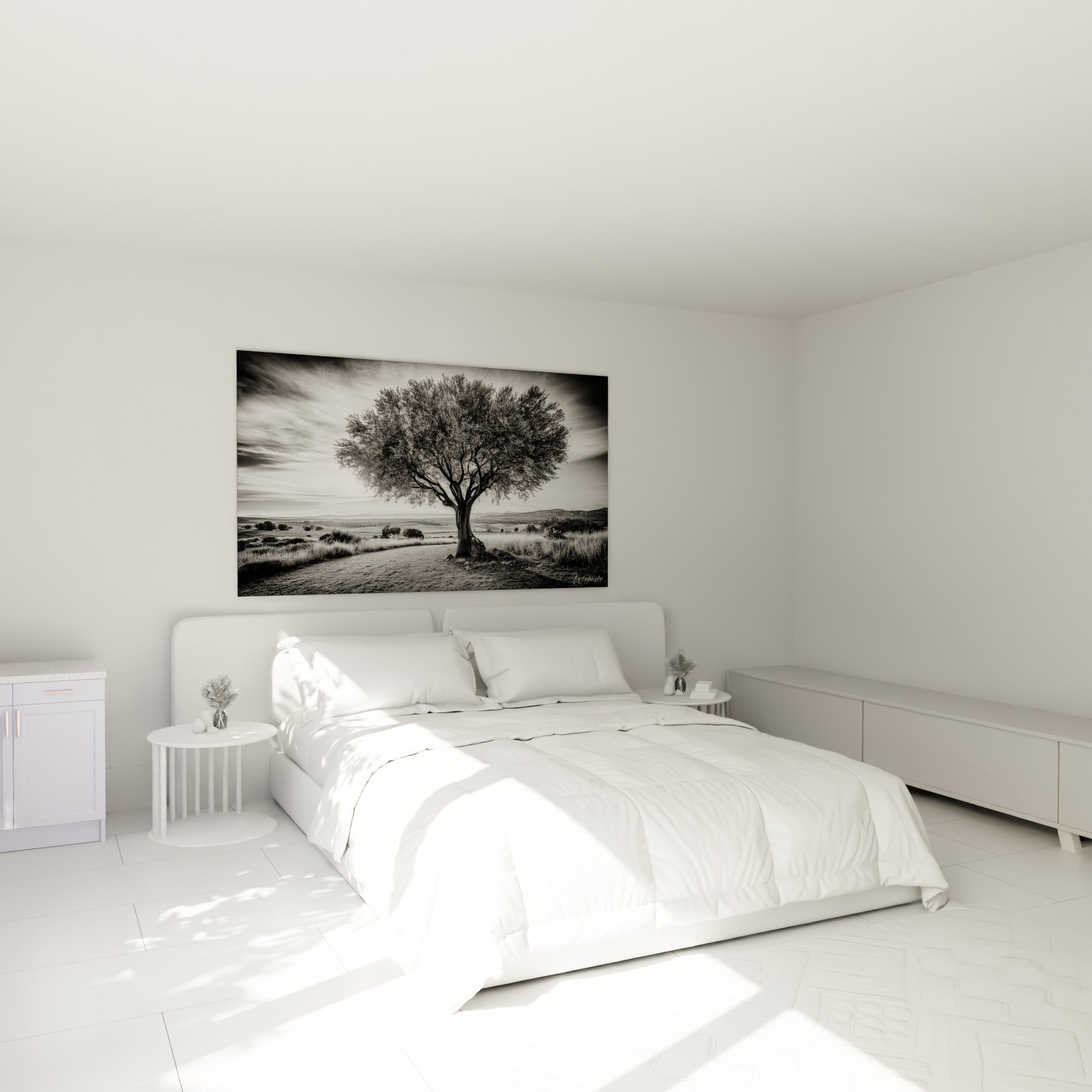 Arbre solitaire aux branches denses en noir et blanc, accroché au-dessus d'un lit dans une chambre claire