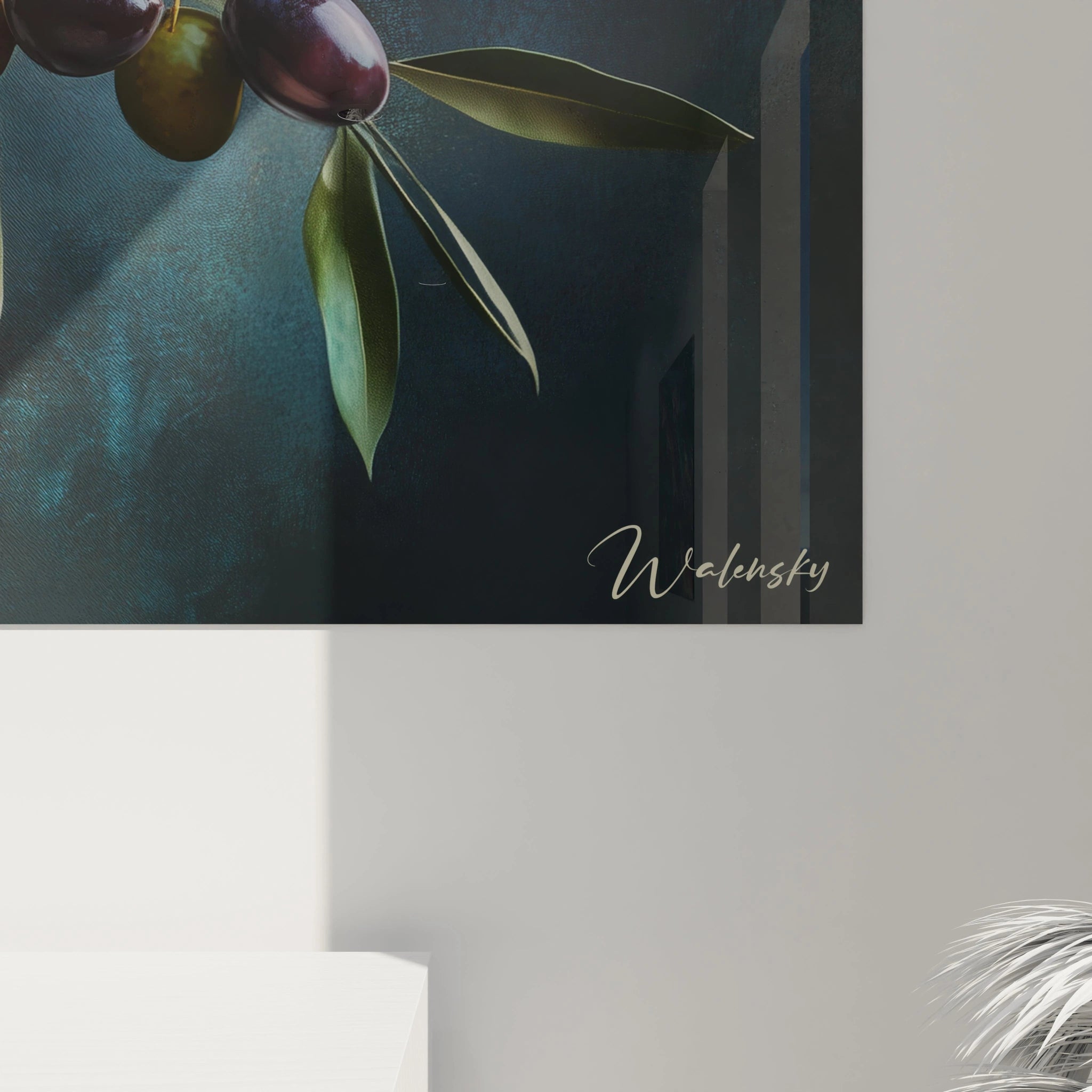 Un tableau Olivier nature mettant en avant une composition réaliste d’un rameau d’olivier. Feuilles vertes aux reflets dorés, olives colorées et arrière-plan bleu profond avec une texture subtile.