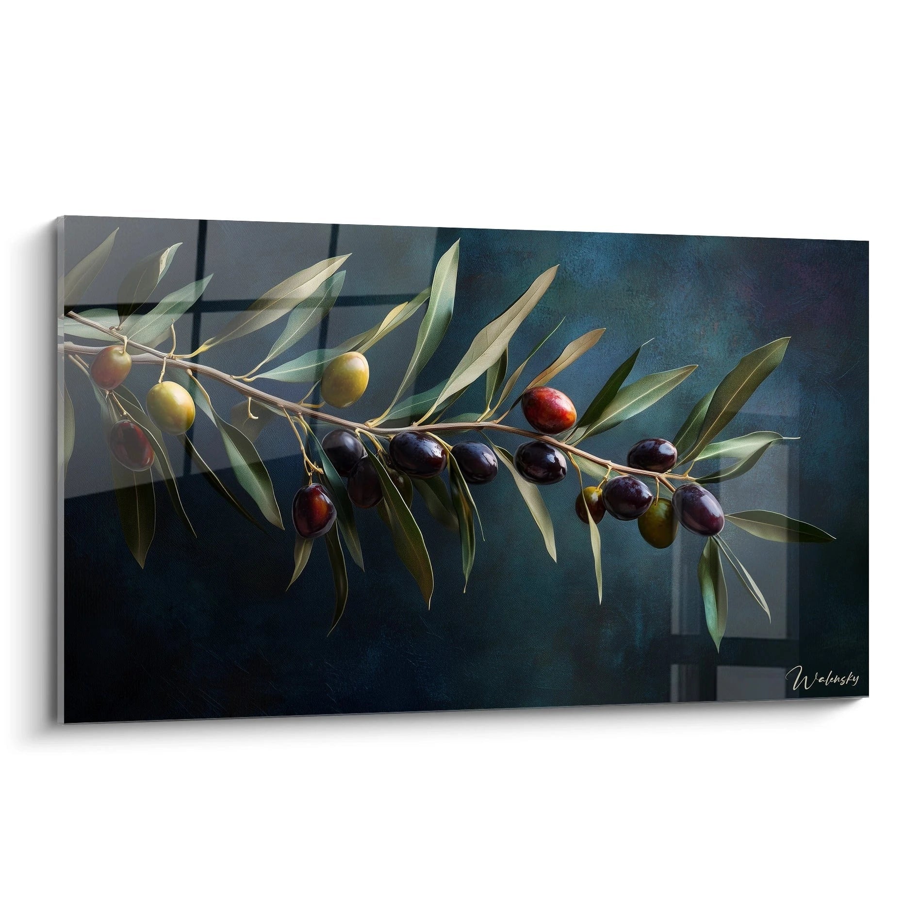 Un tableau Olivier nature illustrant une branche d'olivier avec des feuilles allongées et des olives vertes, rouges et noires. Fond bleu texturé, effets de lumière et détails réalistes sur le feuillage.