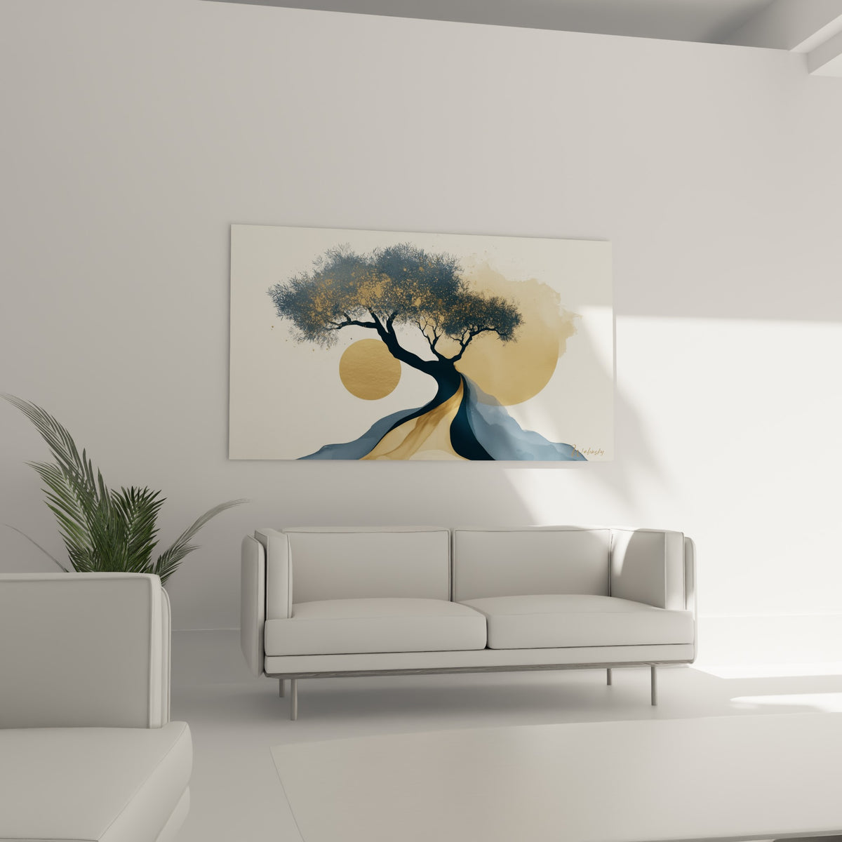 Arbre graphique aux teintes dorées et bleu ardoise placé au-dessus d'un canapé dans un salon lumineux
