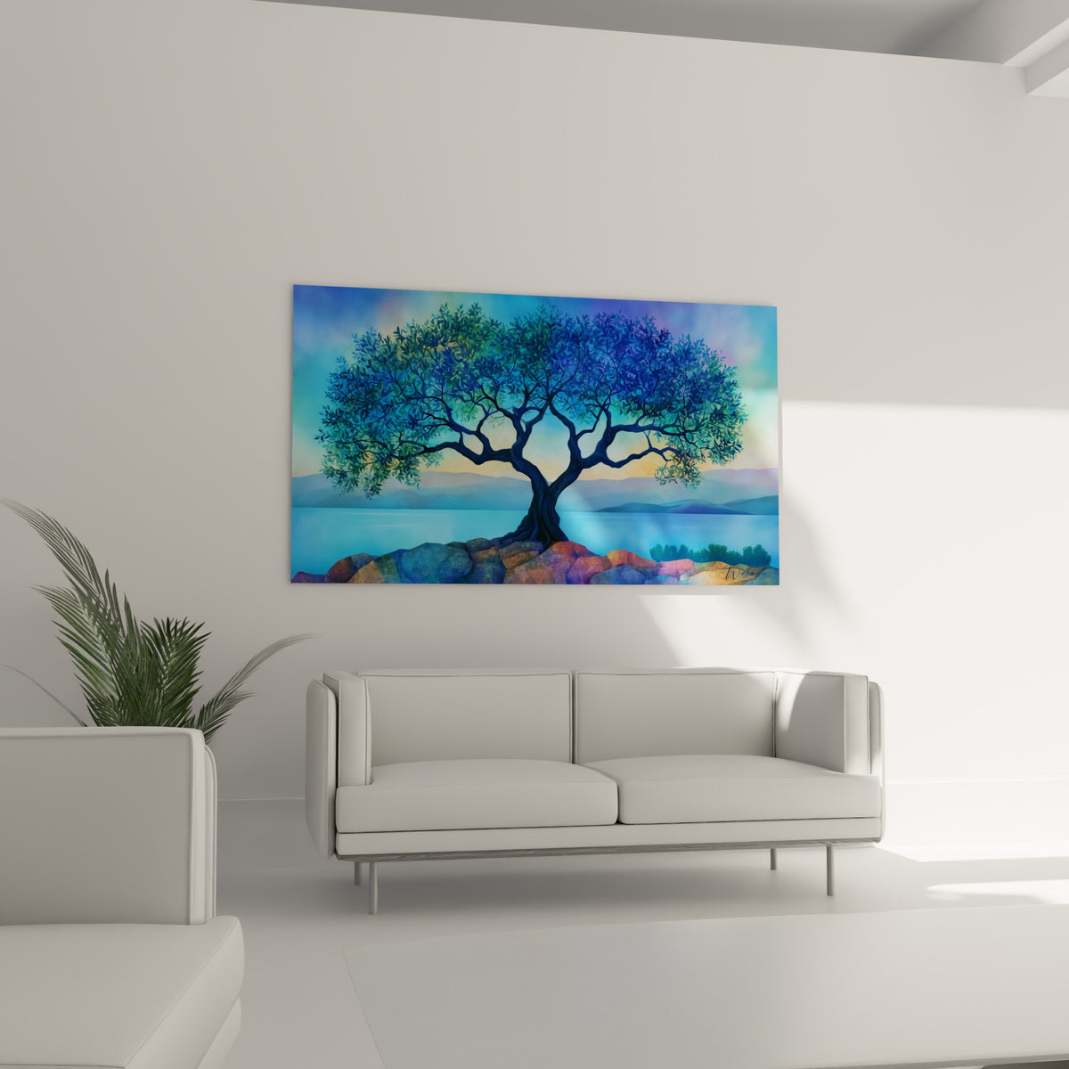 Arbre olivier turquoise et ocre déployé au-dessus d'un canapé dans un salon lumineux