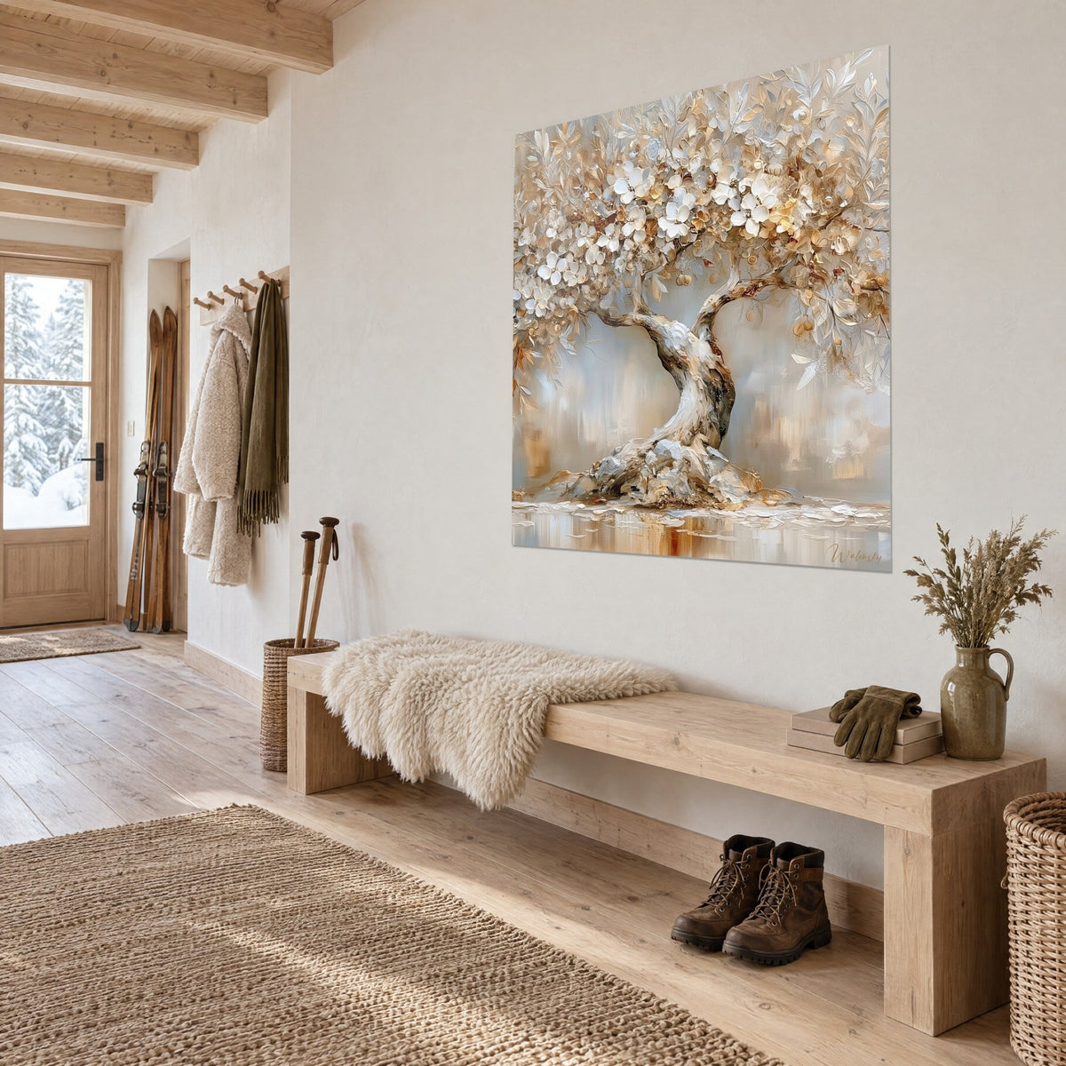 Schilderij van een boom met witte bloesems in dikke verfstreken, grillige beige en gouden stam op een parelgrijze achtergrond, houten chalet-entree