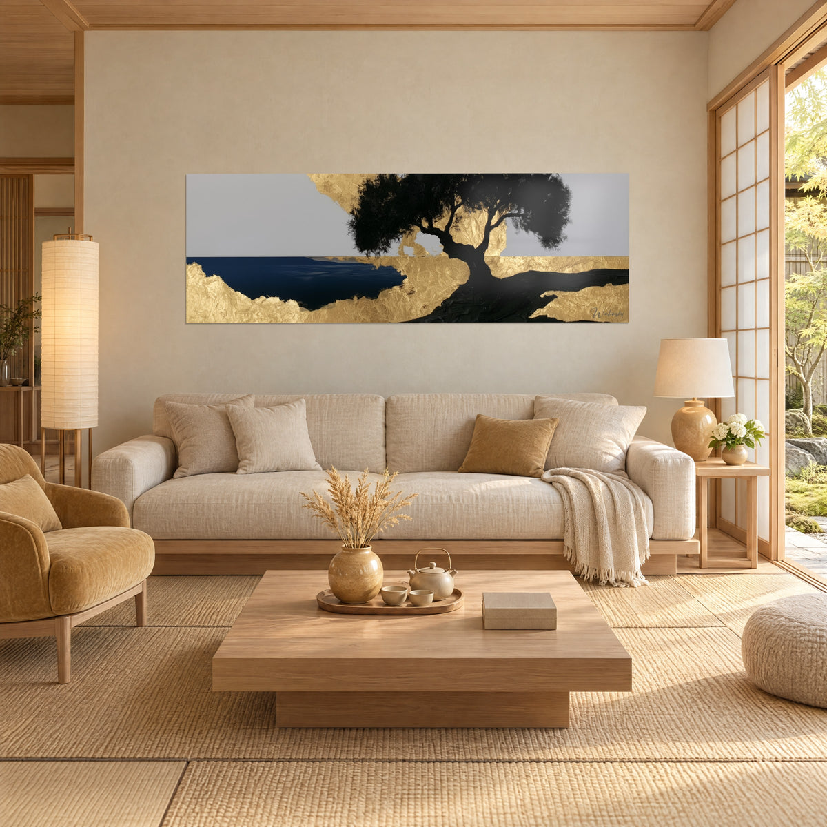 Tableau olivier noir aux branches touffues sur rivage de feuille d'or et mer bleu nuit, au-dessus d'un canapé dans un salon lumineux
