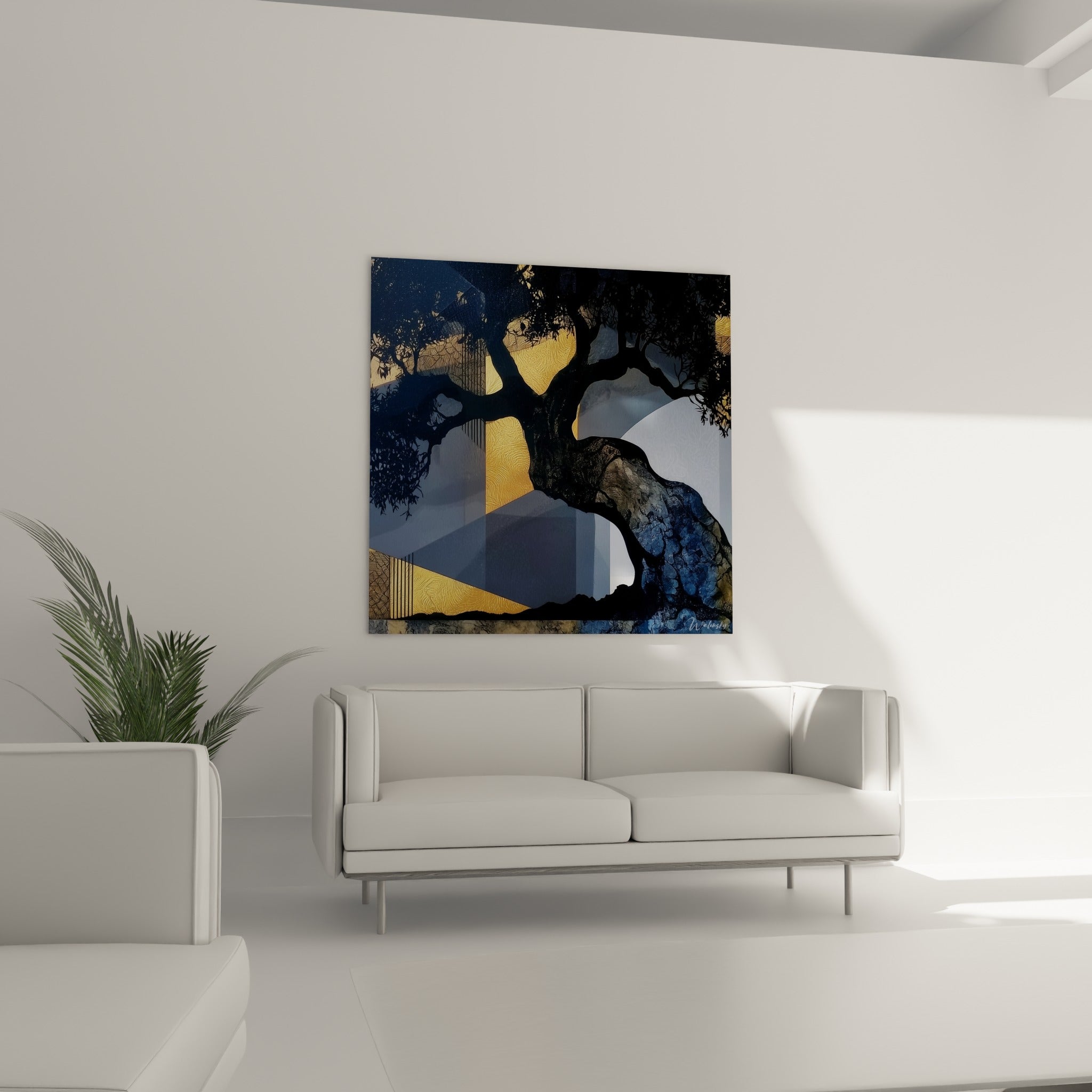 Tronc d'olivier sculptural en noir et bleu ardoise, au-dessus d'un canapé dans un salon lumineux