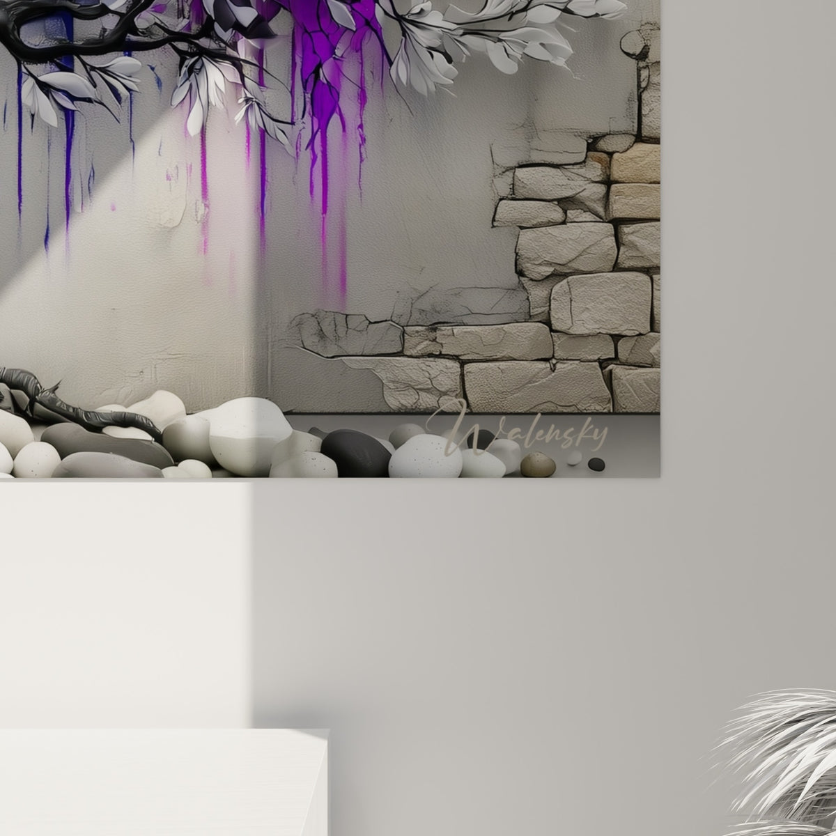Coulures violettes et jaunes se mêlant aux fleurs blanches texturées, grain de peinture visible en gros plan