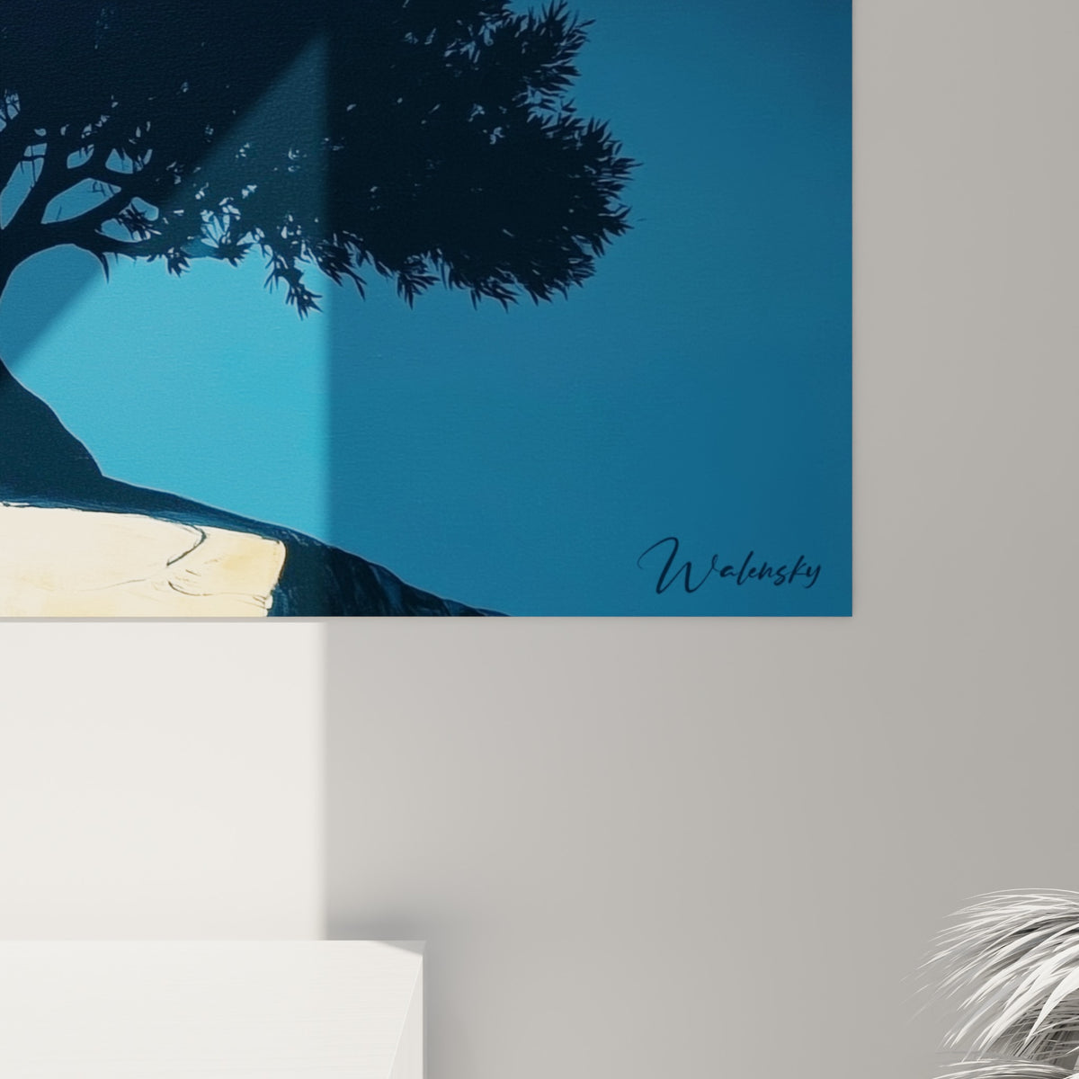 Détail du rocher ivoire texturé et du feuillage bleu marine de l'olivier, contraste net avec l'orange du soleil