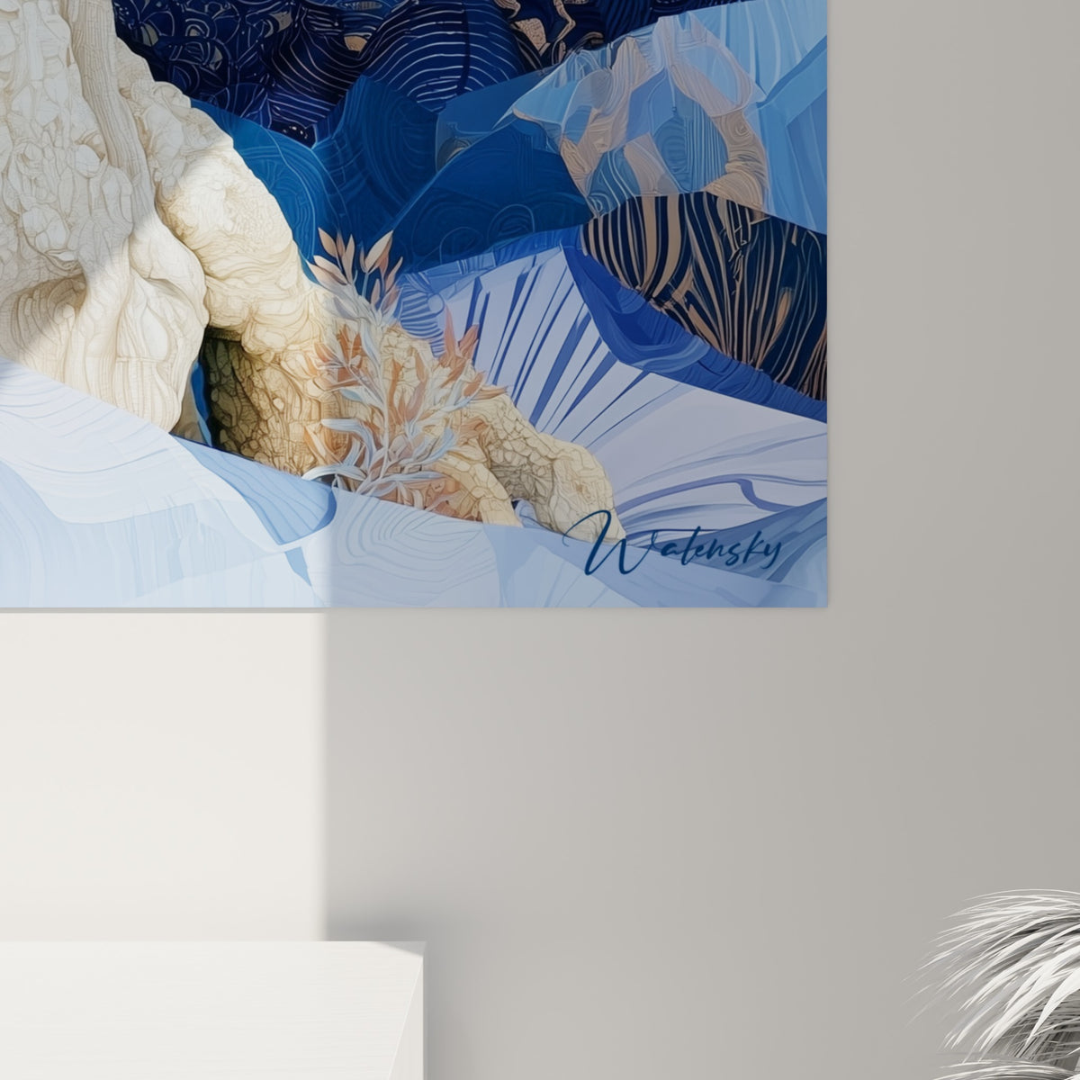 Détail du tronc ivoire texturé et des feuilles bleu pastel touchant les reflets dorés de la lune