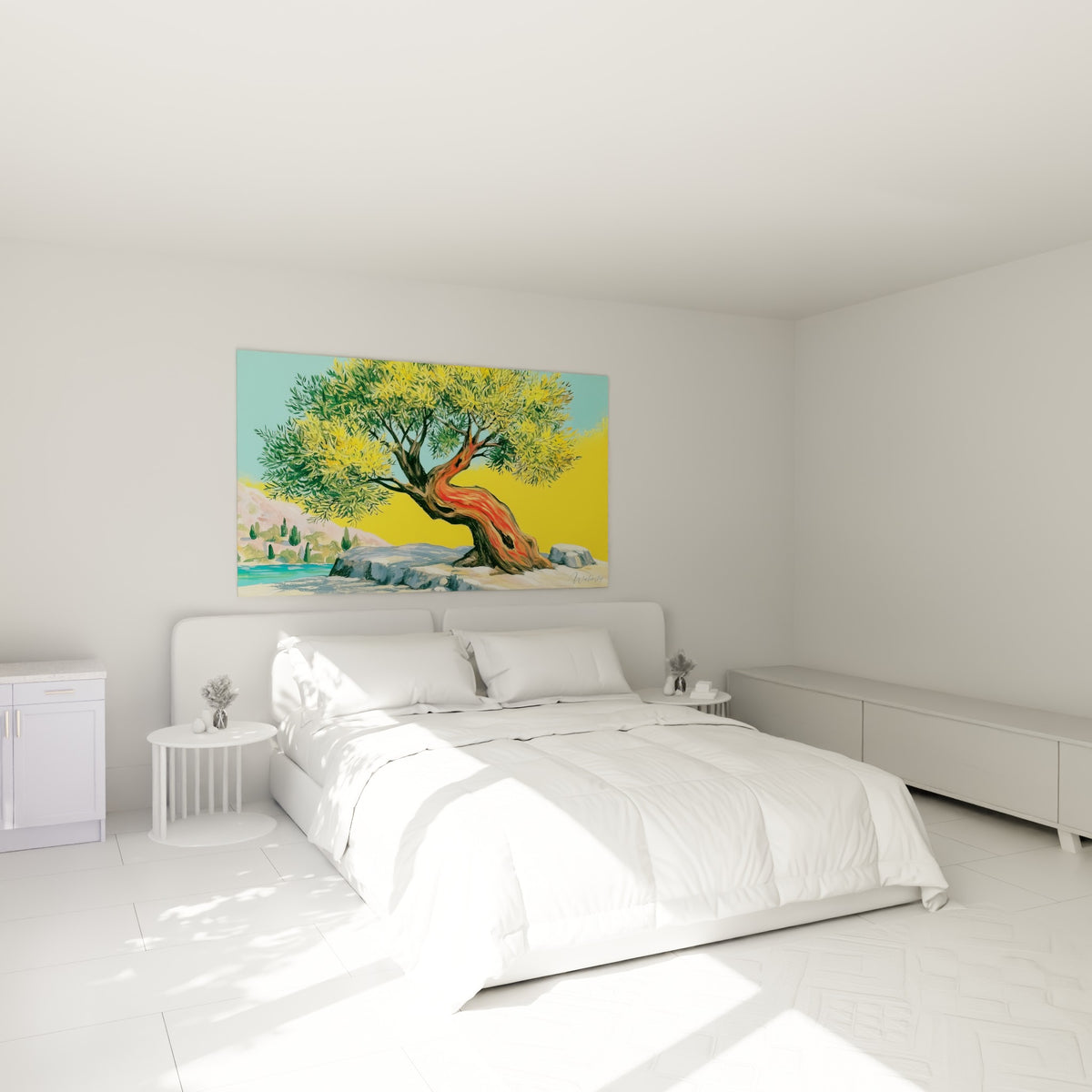 Arbre méditerranéen tronc terracotta et canopée verte au-dessus d'un lit dans une chambre claire