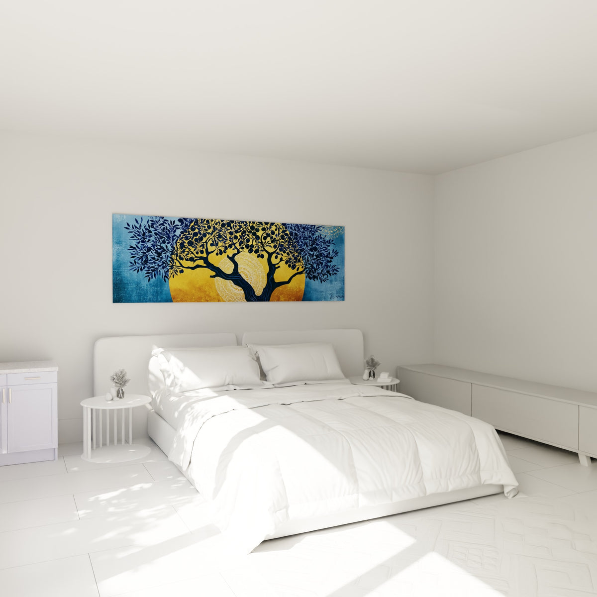 Silhouette d'olivier doré et bleu nuit accrochée au-dessus d'un lit dans une chambre claire