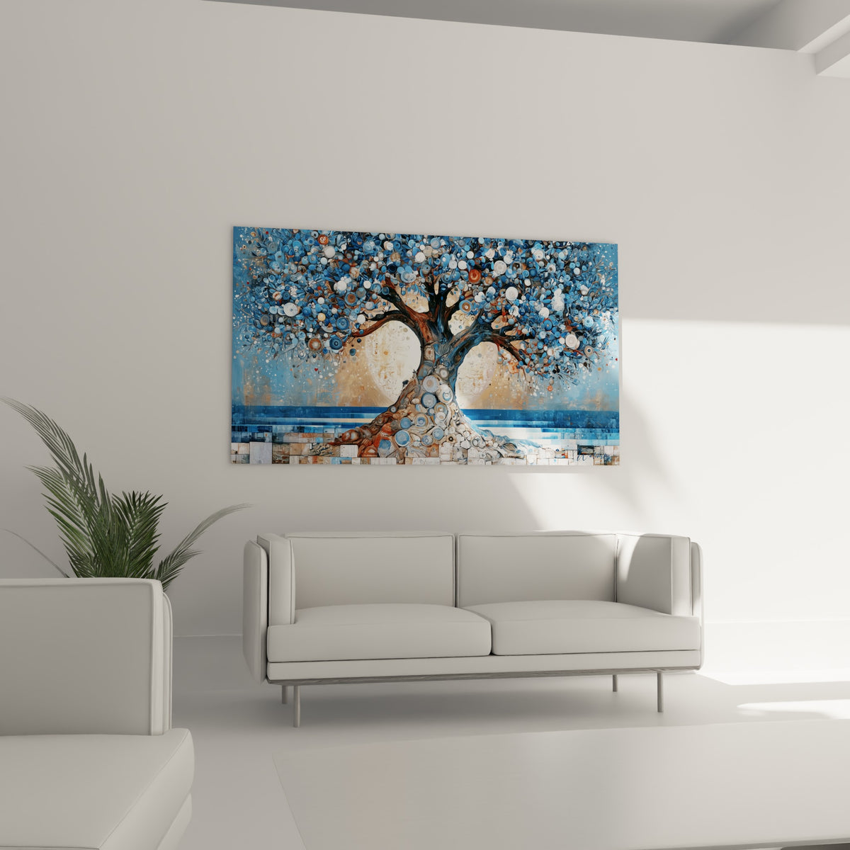 Tronc noueux d'olivier ocre et bleu accroché au-dessus d'un canapé dans un salon lumineux