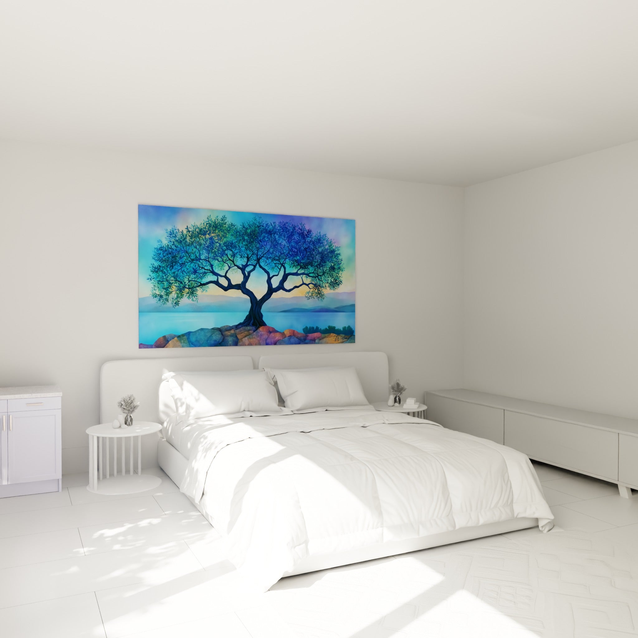 Silhouette d'un olivier bleu et violet accrochée au-dessus d'un lit dans une chambre claire