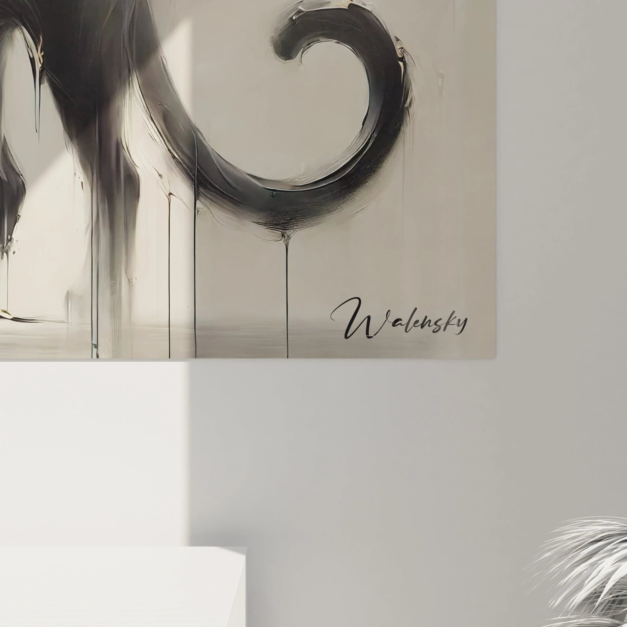 La vue de pres du tableau panthère noire revele des details dorees subtils. L'effet visuel des volutes beige et gris ajoute profondeur et elegance à cette oeuvre captivante.