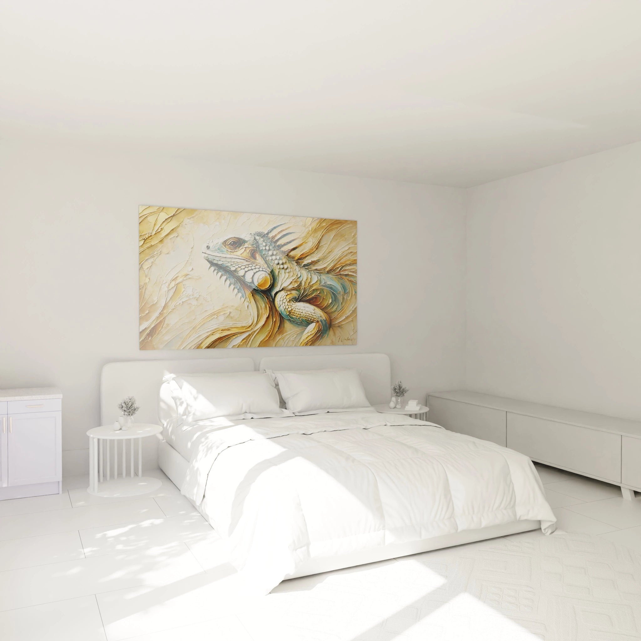 tableau iguane accroche dans une chambre au dessus d'un lit. Le jeu de couleurs beige, or et bleu insuffle une serenite mysterieuse, apportant profondeur et mouvement a cet espace intime.