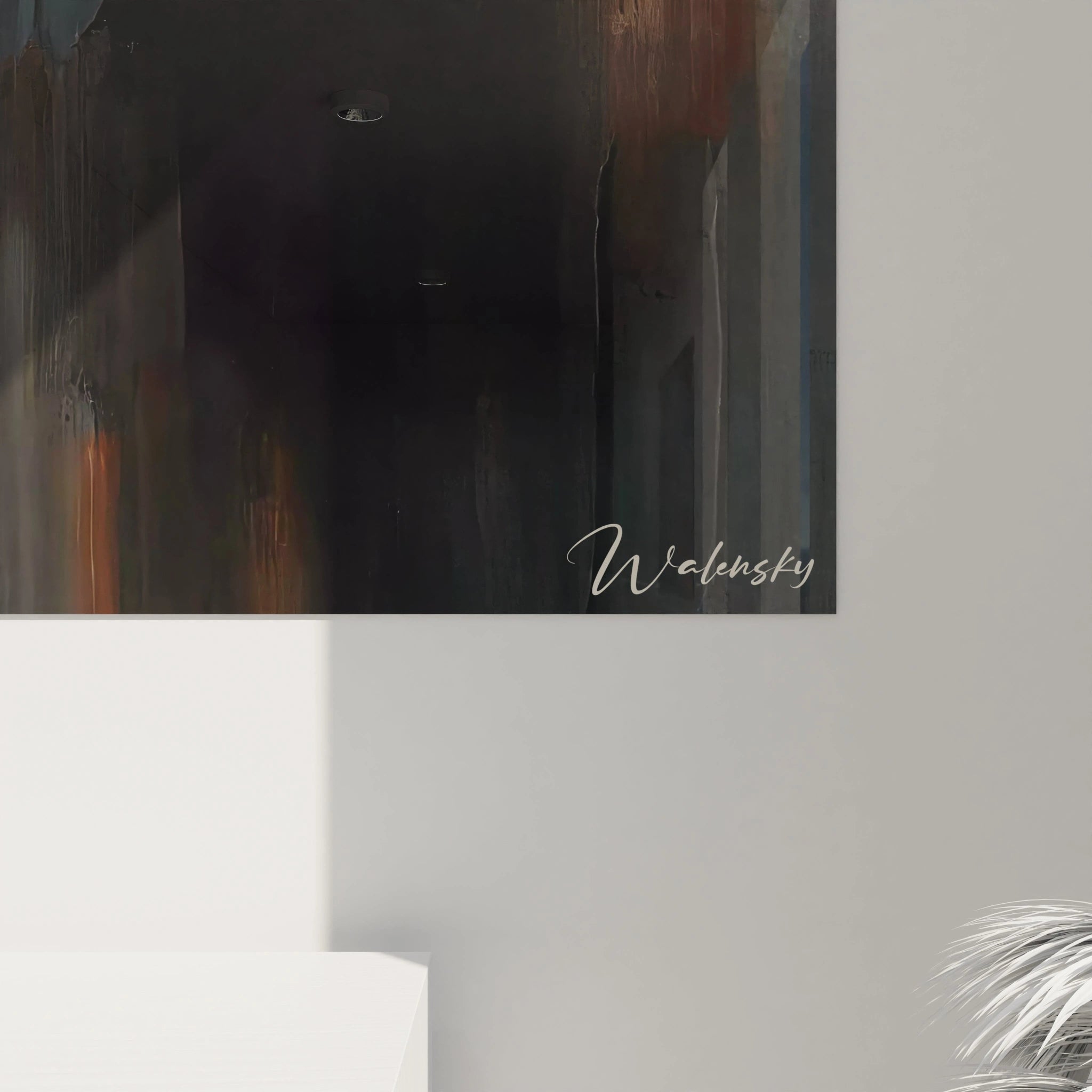 Gros plan sur le tableau abstrait de silhouette féminine, dévoilant ses textures et ses nuances sombres. Œuvre artistique mêlant flou et mystère