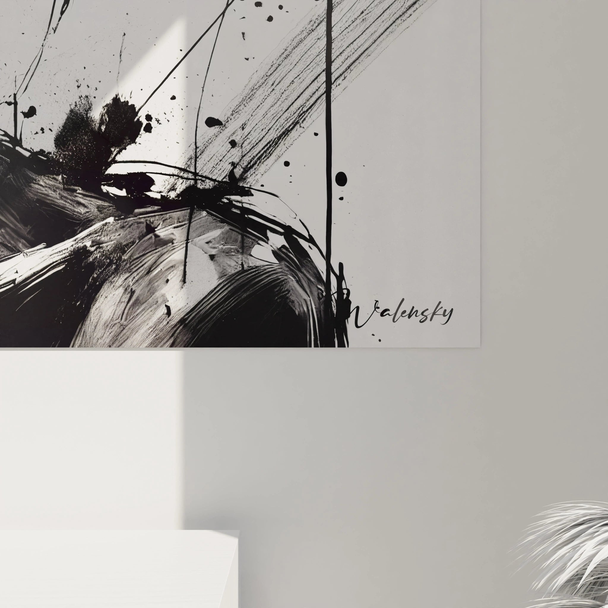 Gros plan sur le tableau "Ombres et textures". Les coups de pinceau énergiques et les éclaboussures d'encre révèlent l'émotion brute de cette œuvre abstraite.