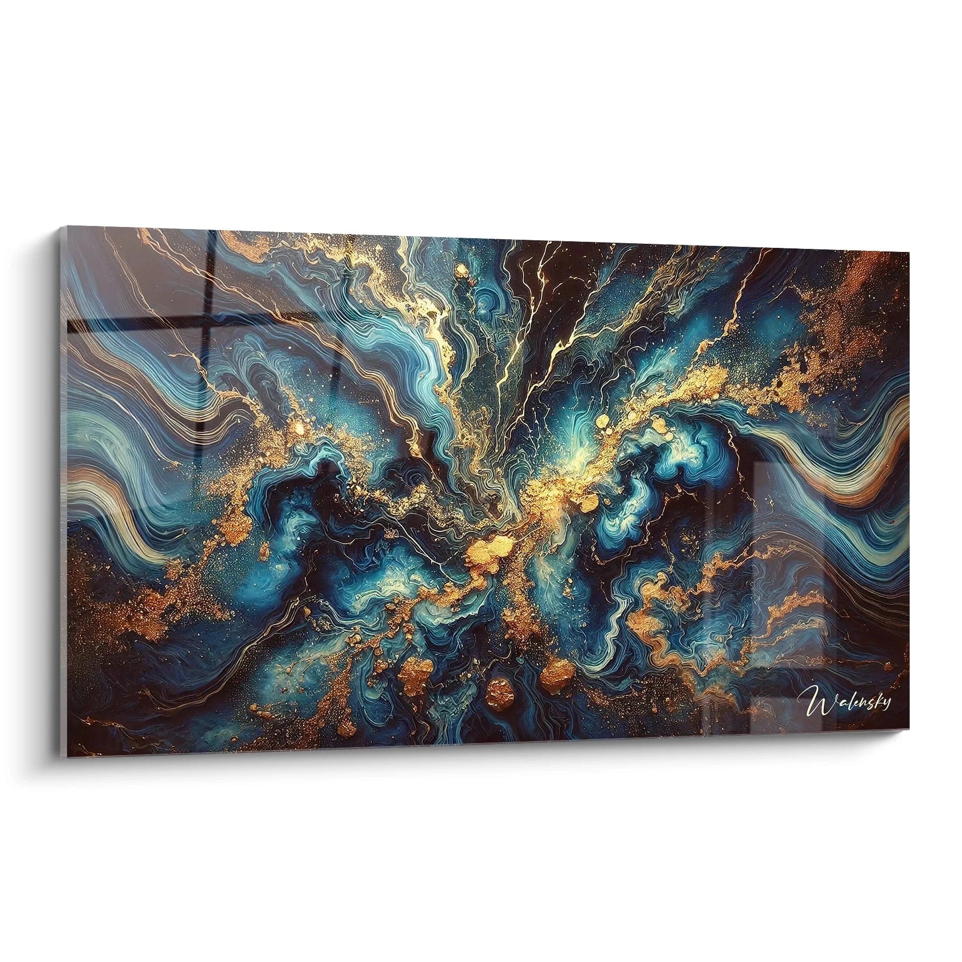 Une vue inclinée du tableau style epoxy dévoile des volutes dorées et des éclats d’or qui rappellent l’infini du cosmos. Le bleu profond et le marine accentuent l'effet de profondeur.