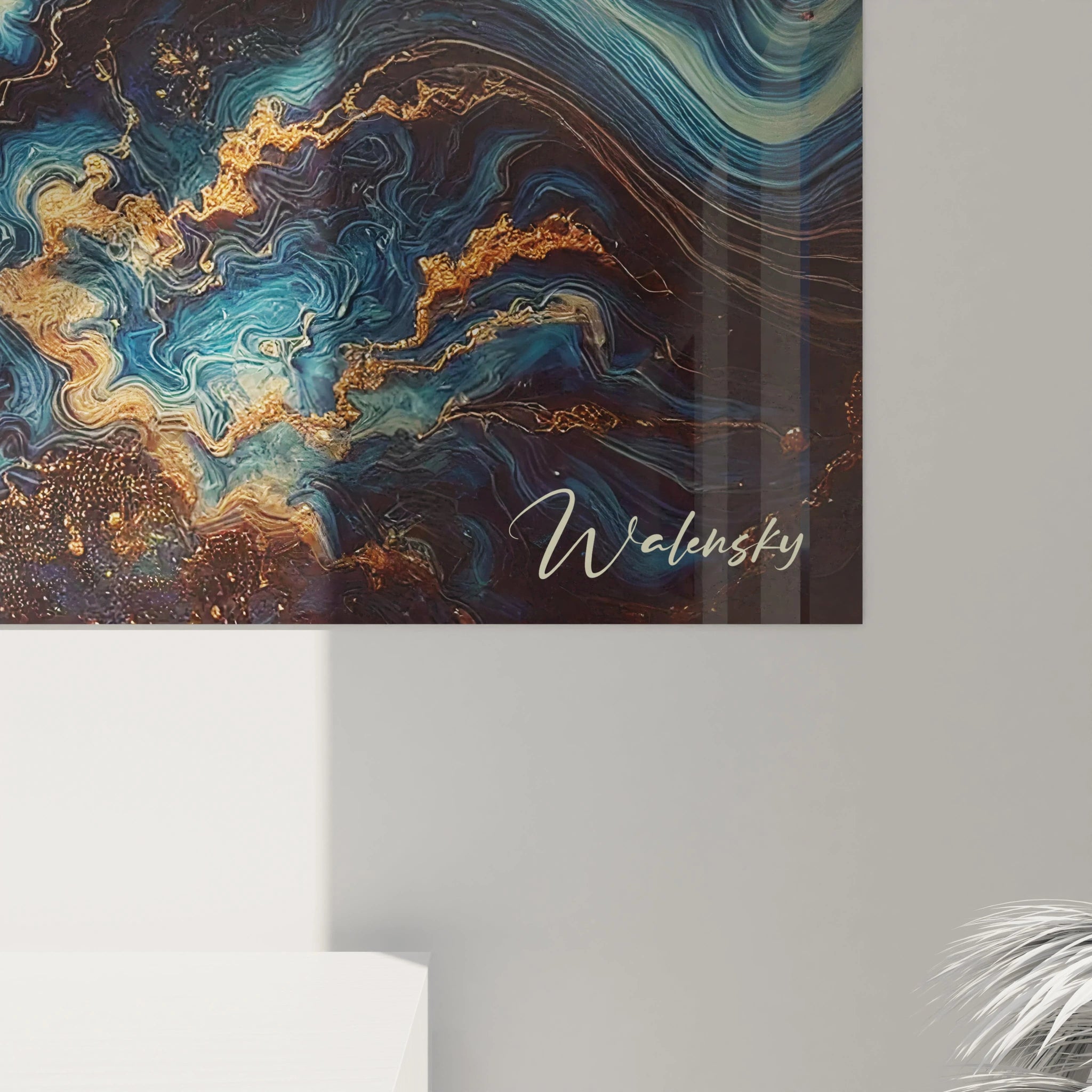 La texture du tableau style epoxy se révèle dans cette vue rapprochée, montrant les ondulations dorées et les couches de résine créant une profondeur hypnotique, comme un fragment du cosmos.