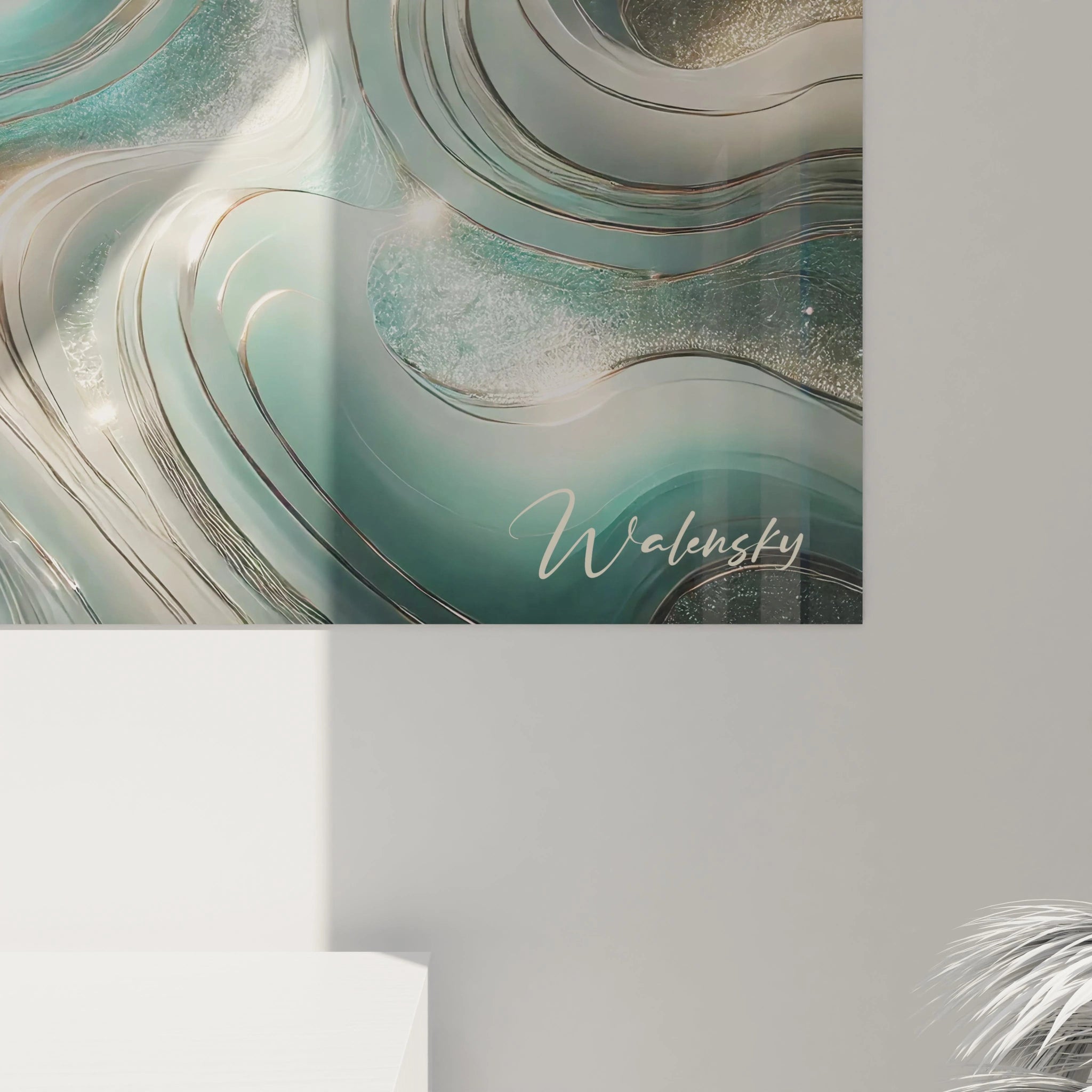 Vue rapprochée du tableau style epoxy, avec des détails de la résine créant des ondulations et des reliefs, accentués par les touches d’argent et de vert d’eau, représentant la fluidité et la tranquillité de la mer.