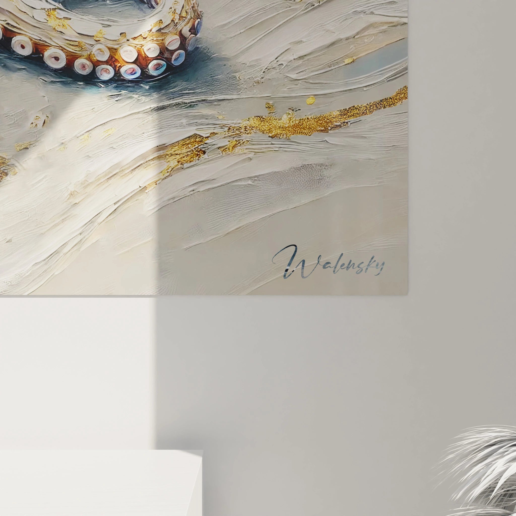 Vue de pres, ce tableau poulpe révèle des details impressionnants. Les tentacules texturées et les touches dorées créent une œuvre a la fois luxueuse et captivante. Un must pour une decoration elegante.