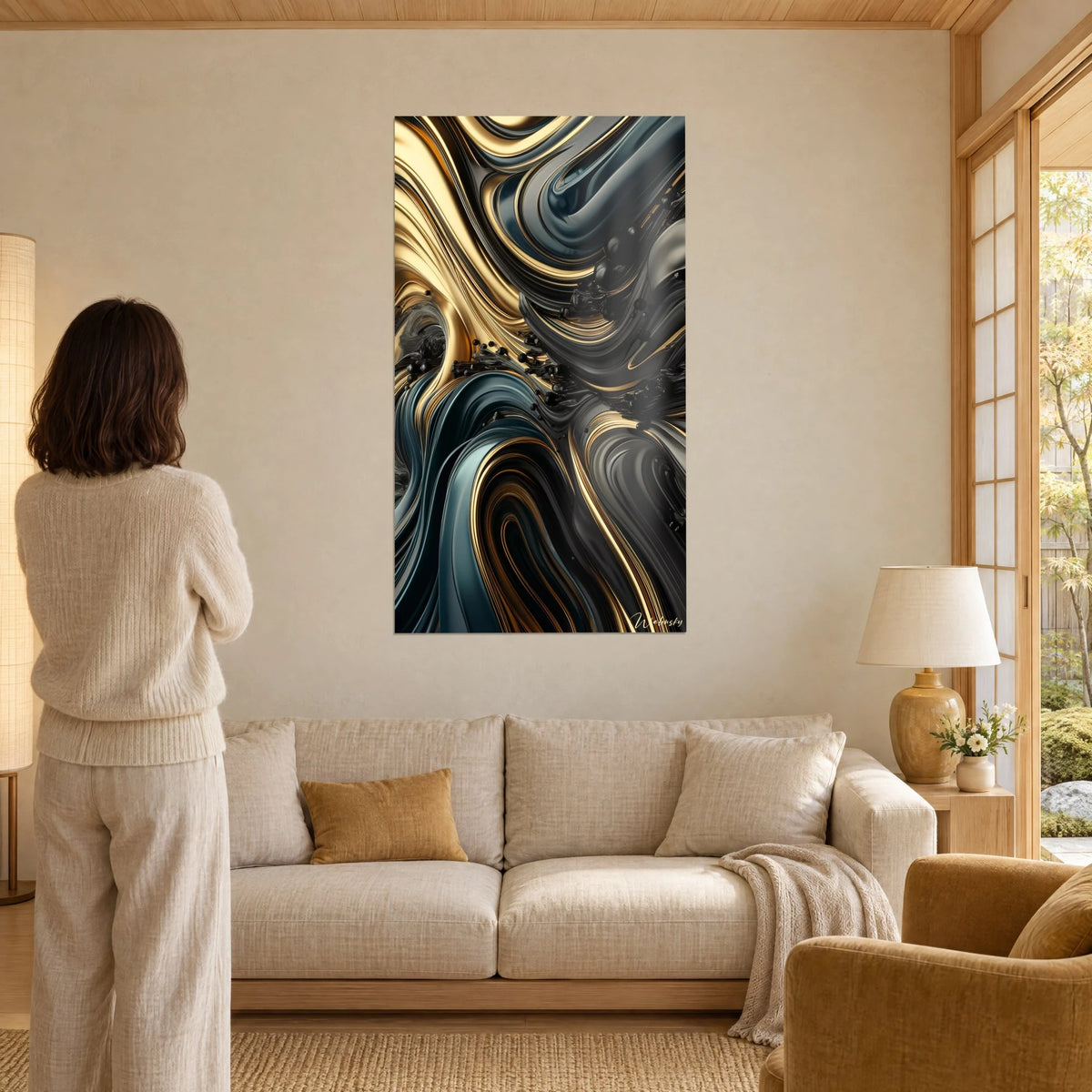 Tableau coulées fluides or et bleu pétrole, volutes brillantes, personne de dos, au-dessus d'un canapé dans un salon lumineux