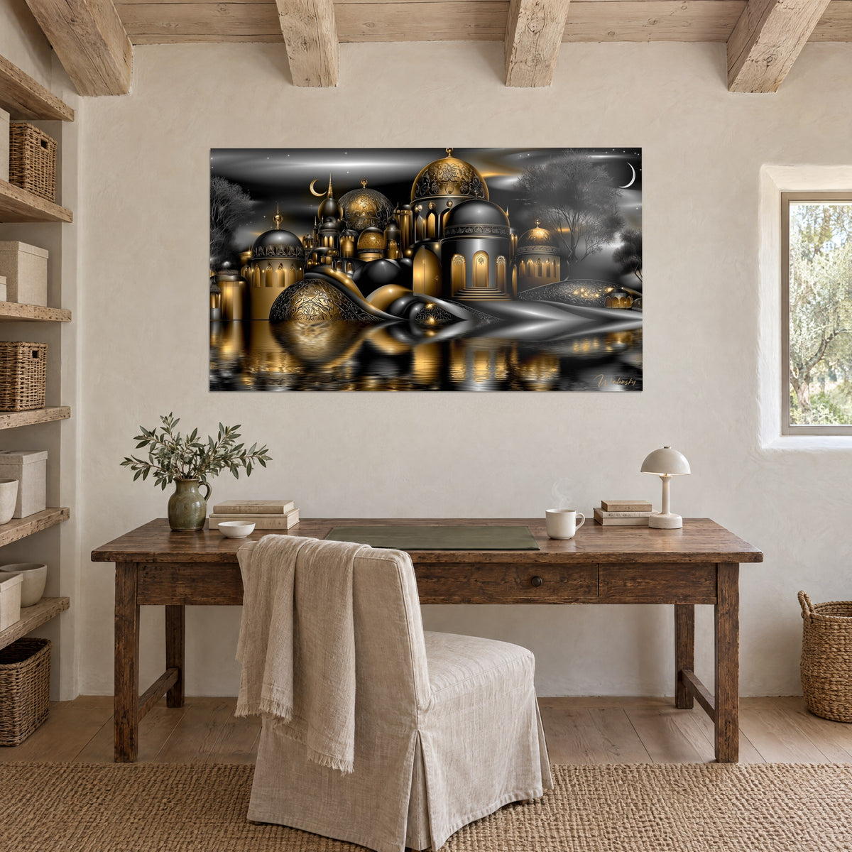 Quadro architettura moresca in oro e argento con cupole incise da motivi floreali, di fronte a una scrivania in legno grezzo e alla sua sedia