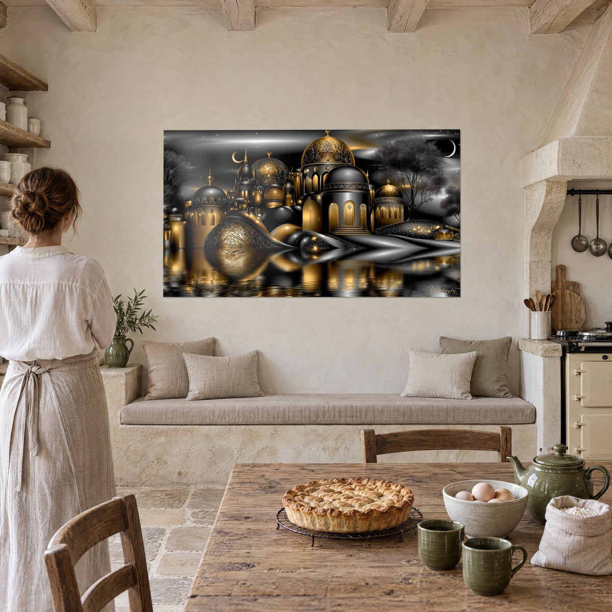Quadro città orientale notturna con arcate illuminate d'oro, albero nero e luna, osservata da una donna in una cucina di campagna