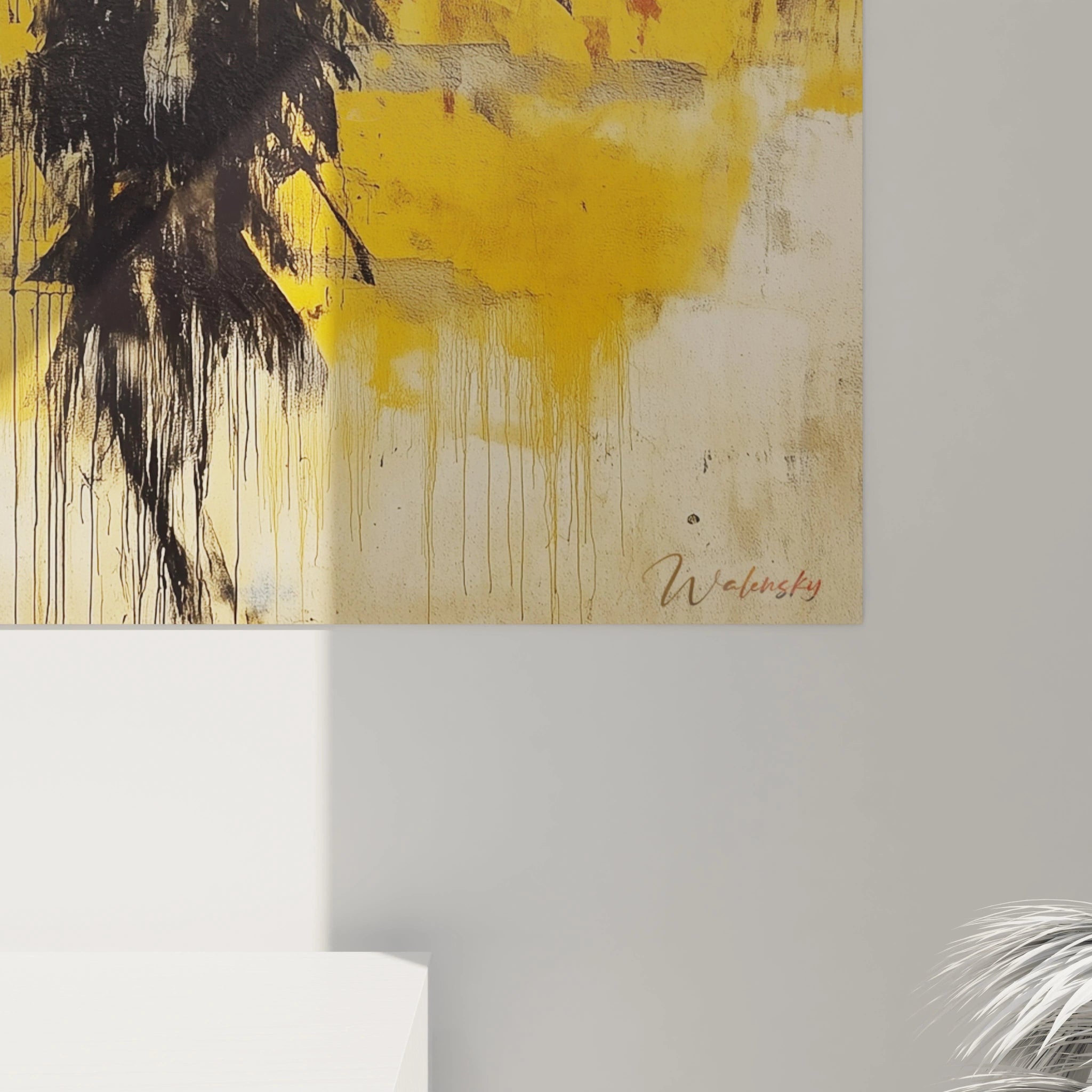 Un tableau spirituel illustrant une figure chamanique en posture d'invocation, réalisé avec des contrastes saisissants de noir sur jaune, incorporant des textures murales craquelées, des effets de matière brute et un médaillon circulaire symbolique au centre de la composition.