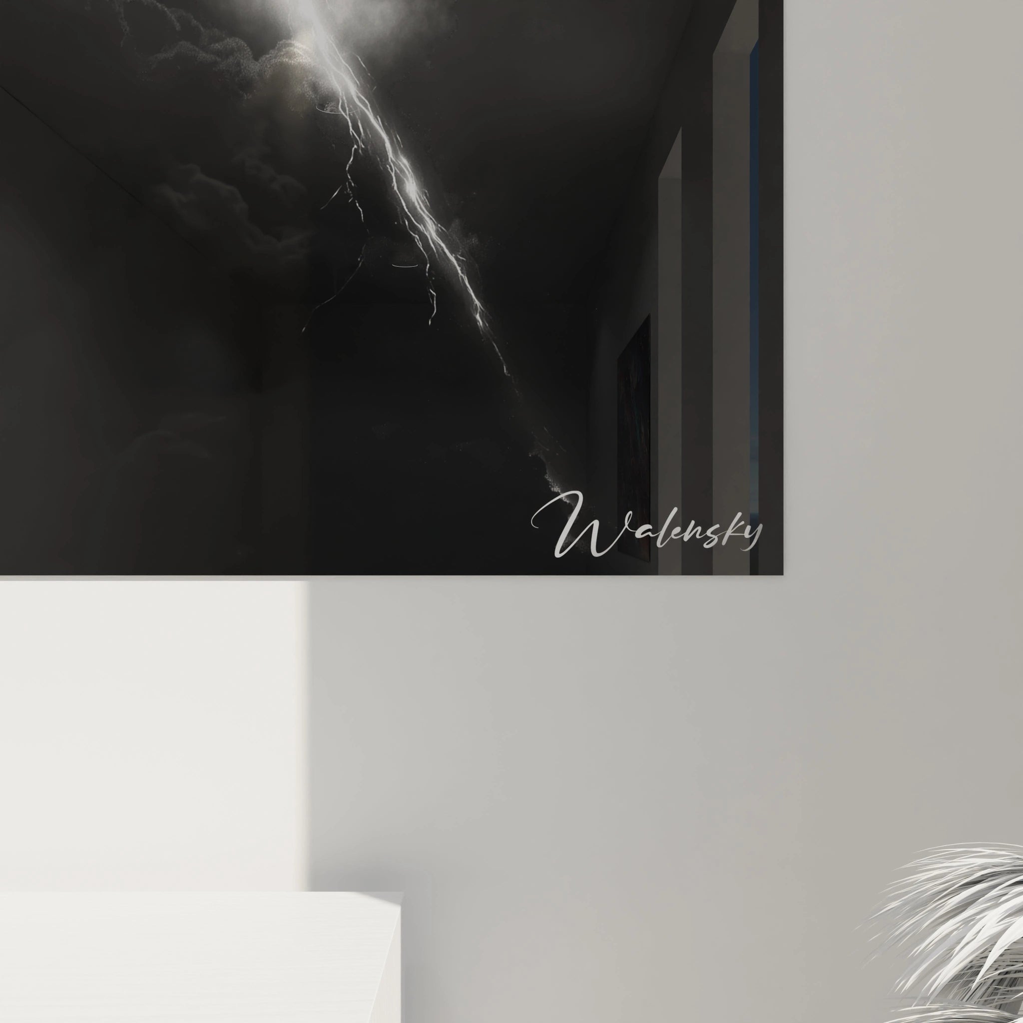 Un tableau paysage capturant une scène orageuse avec un éclair intense illuminant un ciel chargé. Les textures des nuages, combinées aux dégradés de gris et de blanc, renforcent la dynamique de la composition.