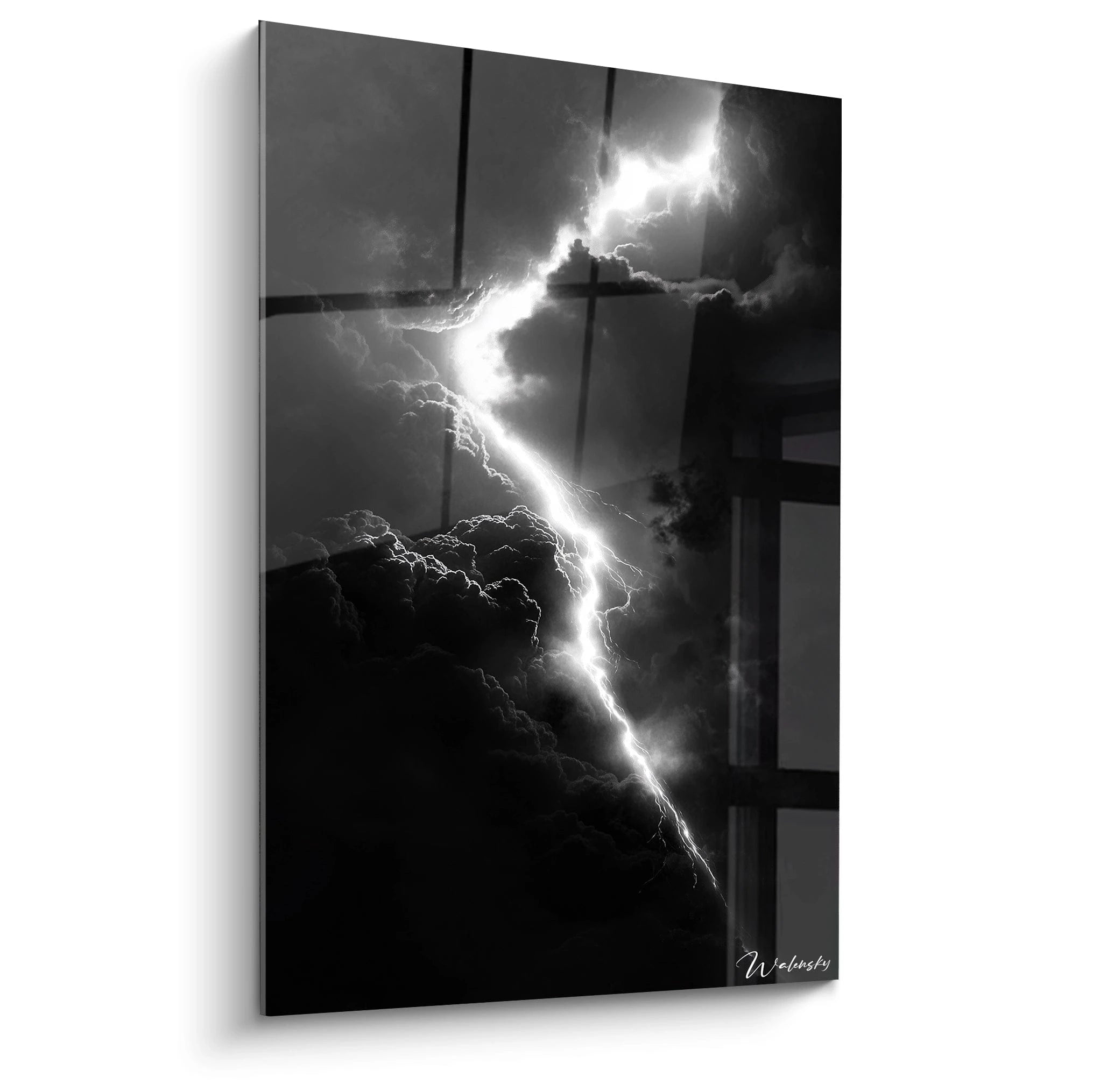 Un tableau paysage en noir et blanc représentant un ciel orageux avec un éclair central, des nuages denses et des contrastes marqués entre ombre et lumière, créant un effet de profondeur visuelle.