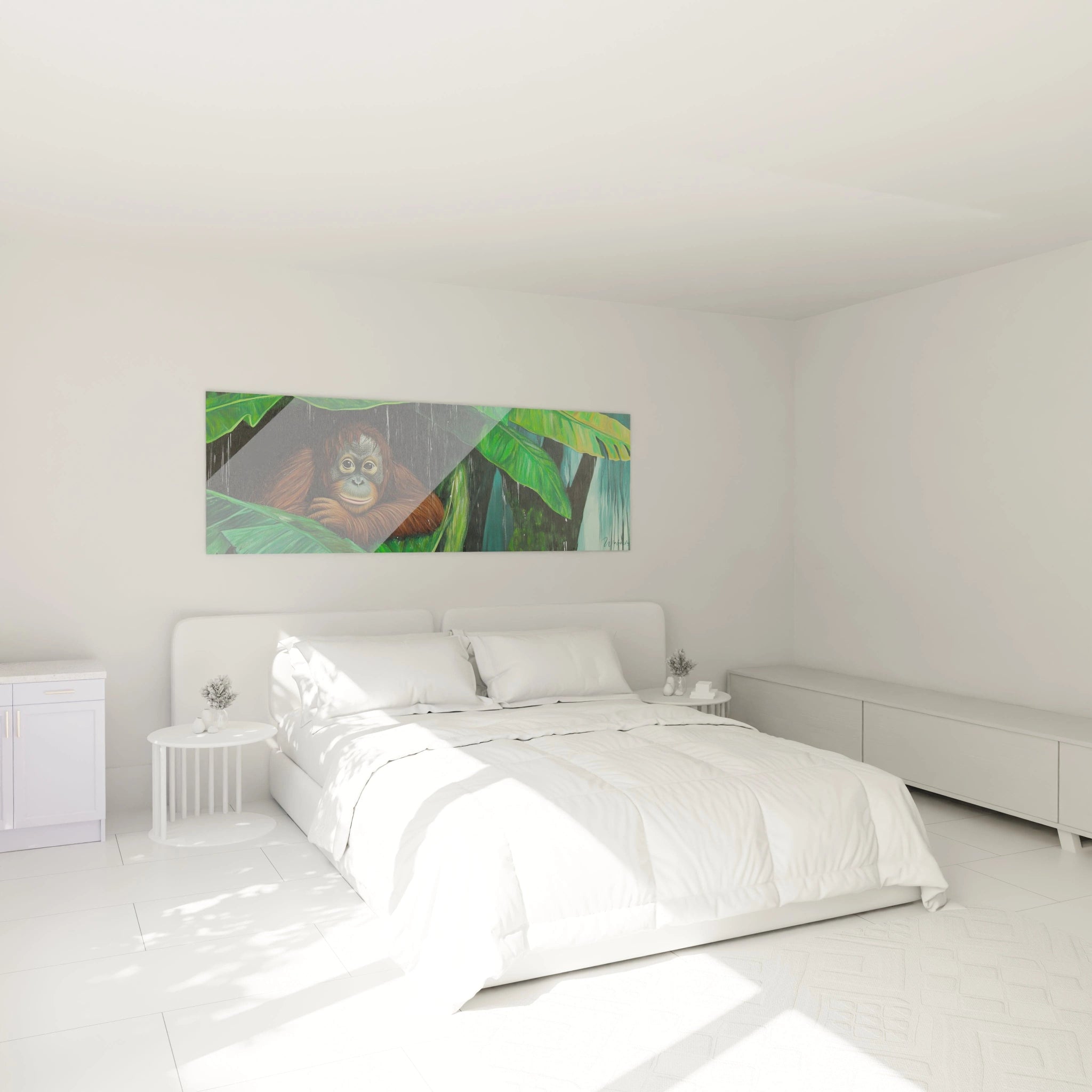 Tableau orang outan Walensky accroché dans une chambre blanche lumineuse au-dessus du lit