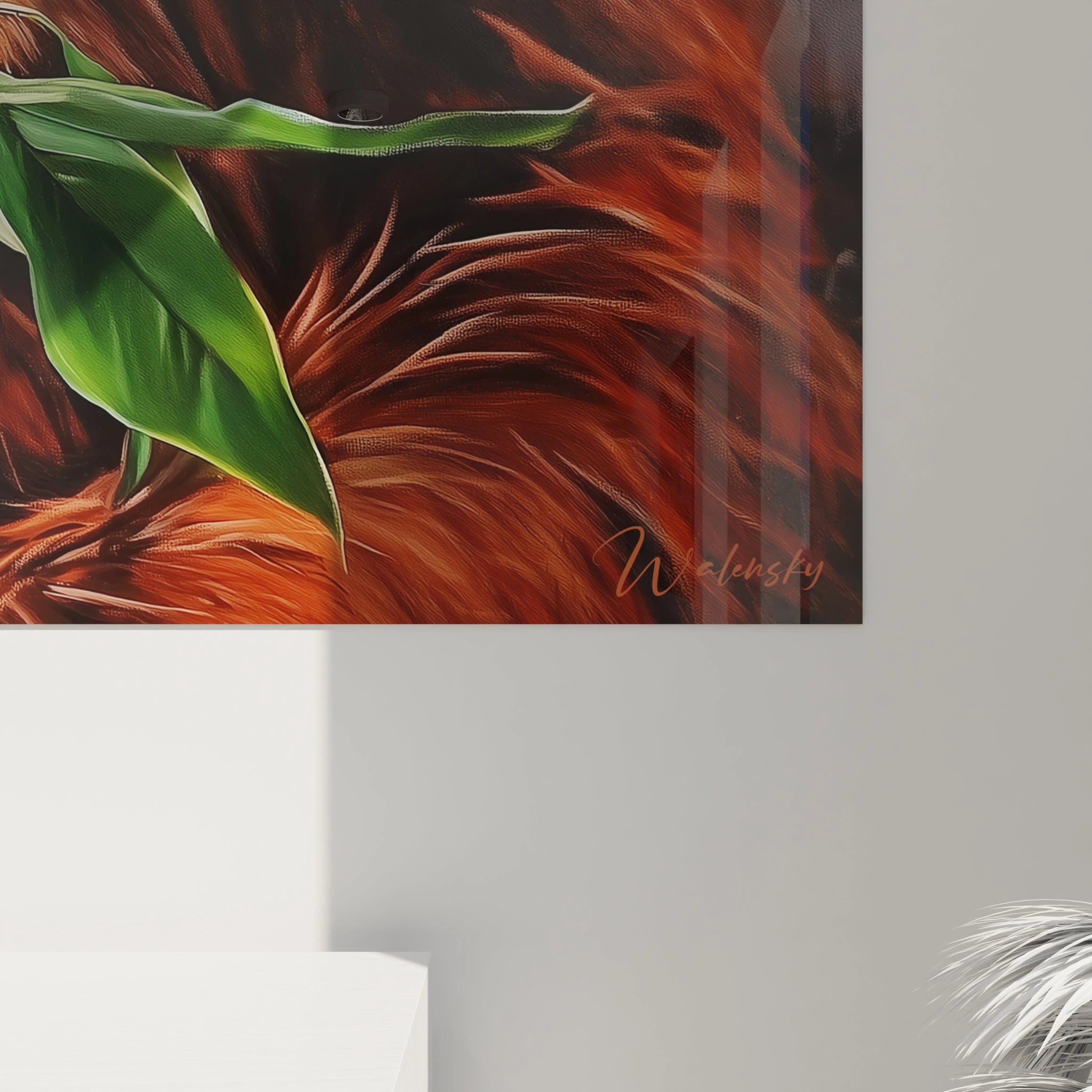 Détail d'un tableau orang outan Walensky avec feuillage vert sur fond aux tons rouges