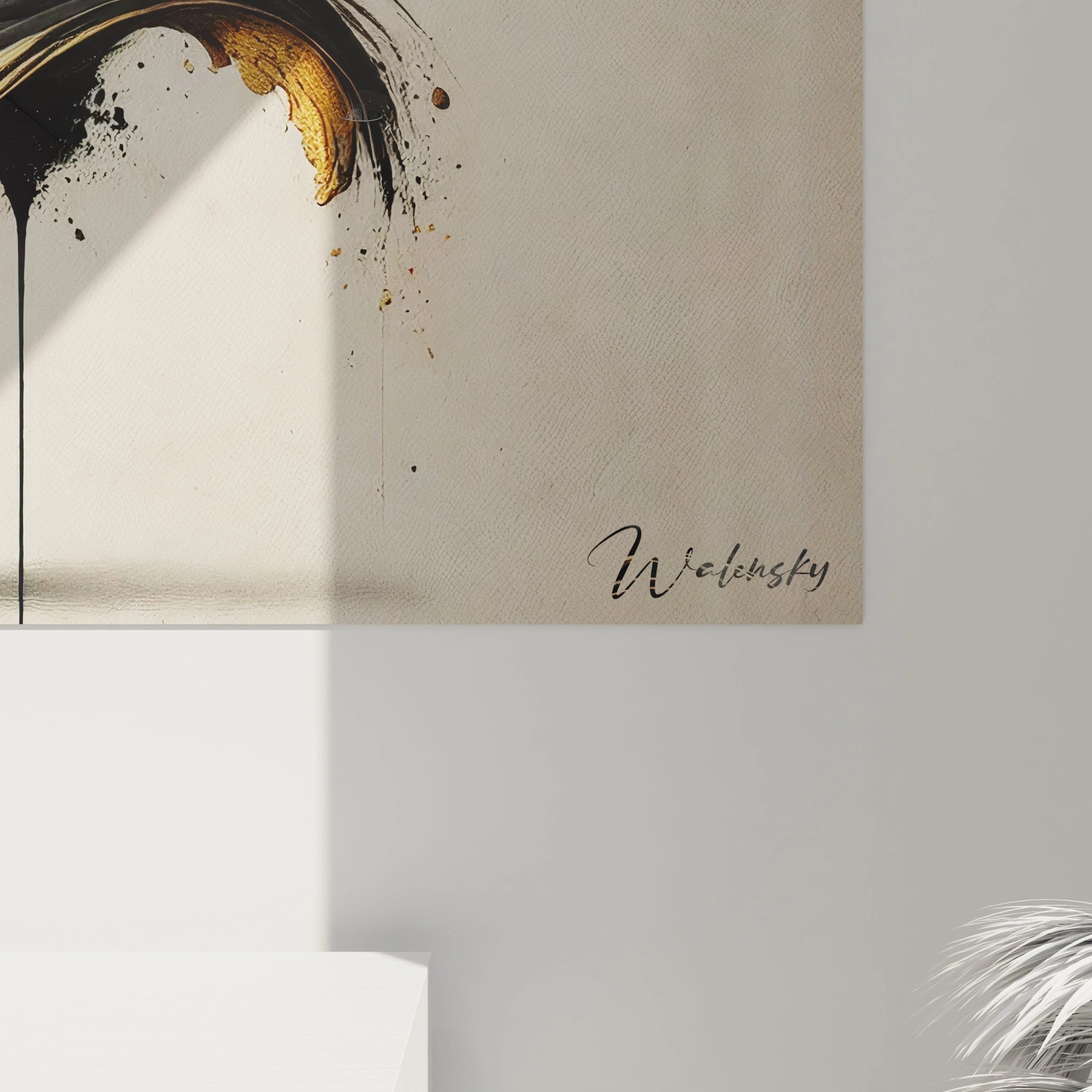 Détails des reliefs dorés et des lignes fluides d’un tableau musique abstrait, traduisant les vibrations sonores.