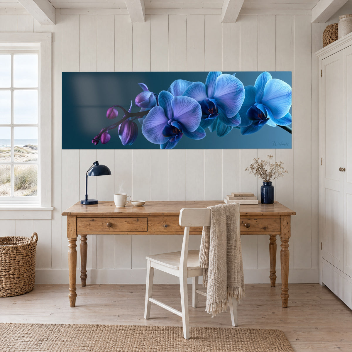 Quadro fiori d'orchidea blu cobalto e viola profondo con cuori ruggine brillanti, sopra una scrivania in legno chiaro vicino alla finestra