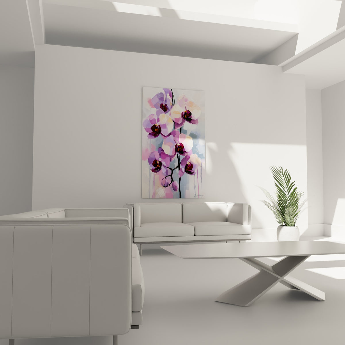 Fleurs d'orchidée pourpre et crème au-dessus d'un canapé dans un salon lumineux