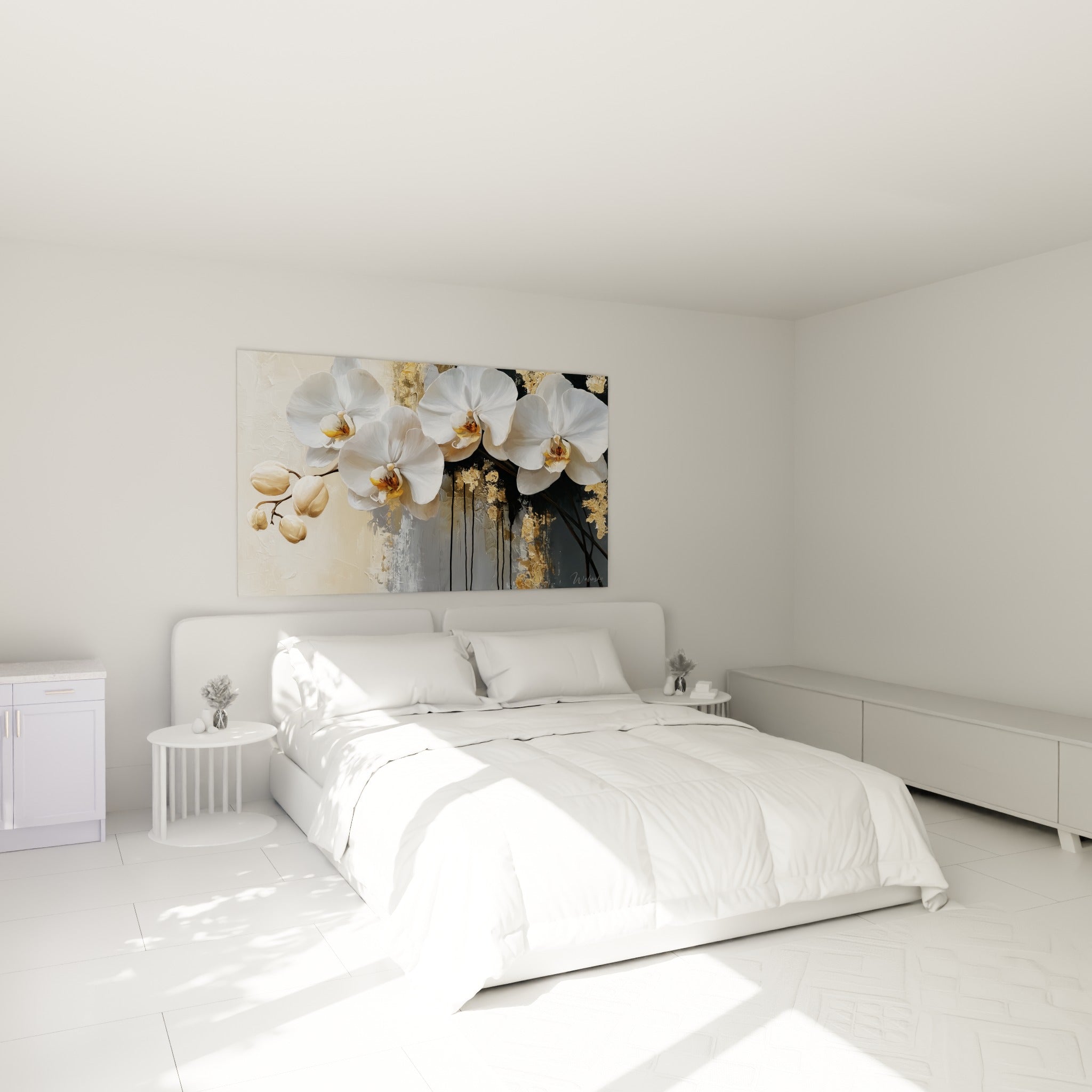 Branche d'orchidées blanches et boutons crème, au-dessus d'un lit dans une chambre claire
