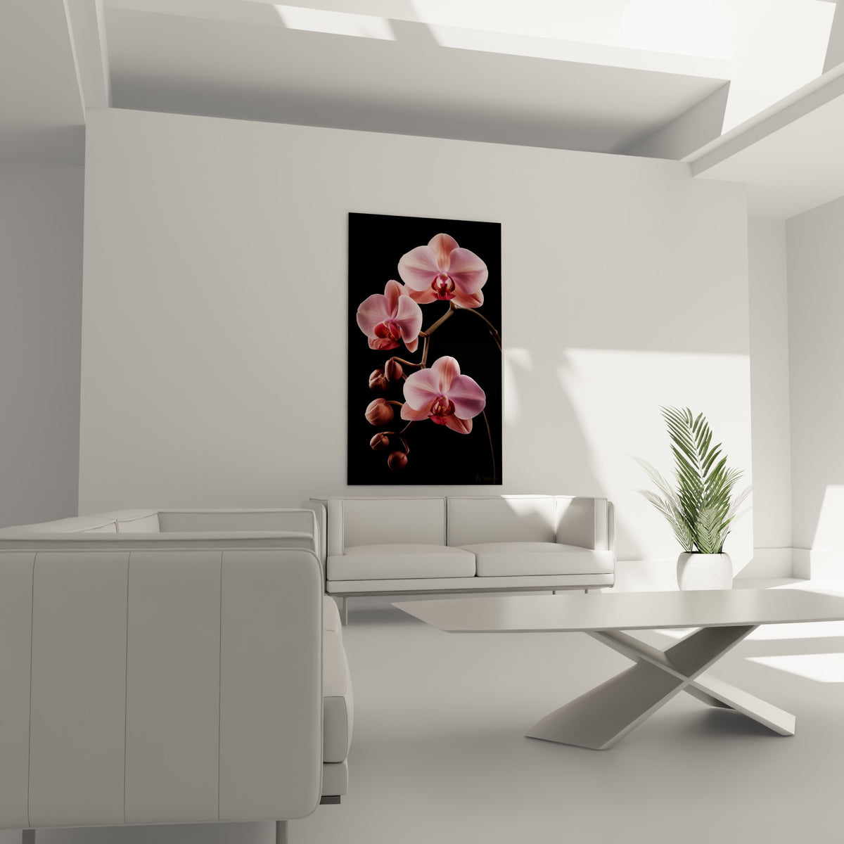 Branche d'orchidée rose et fauve sur fond noir accrochée au-dessus d'un canapé dans un salon lumineux