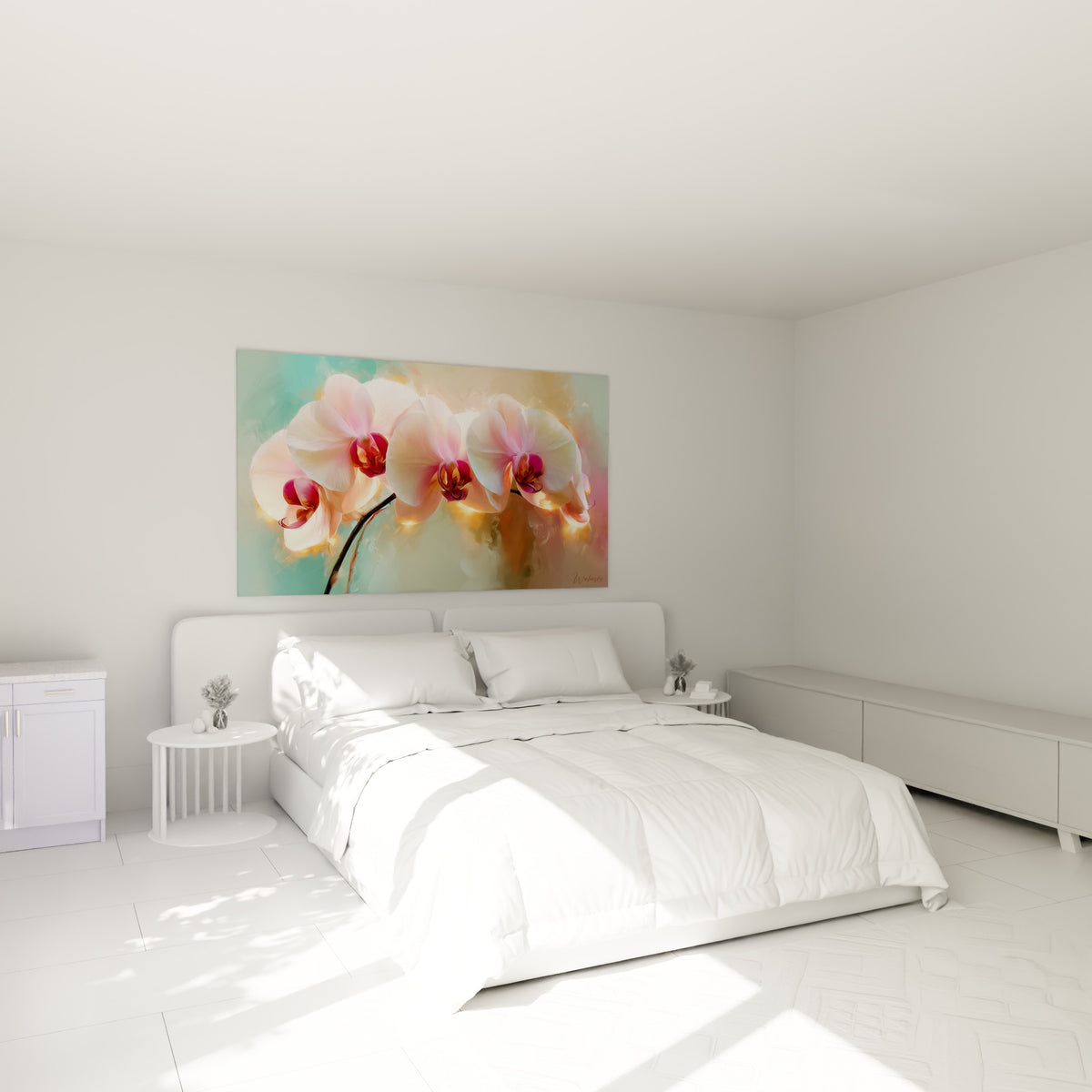 Branche d'orchidées blanches et pourpres au-dessus d'un lit dans une chambre claire
