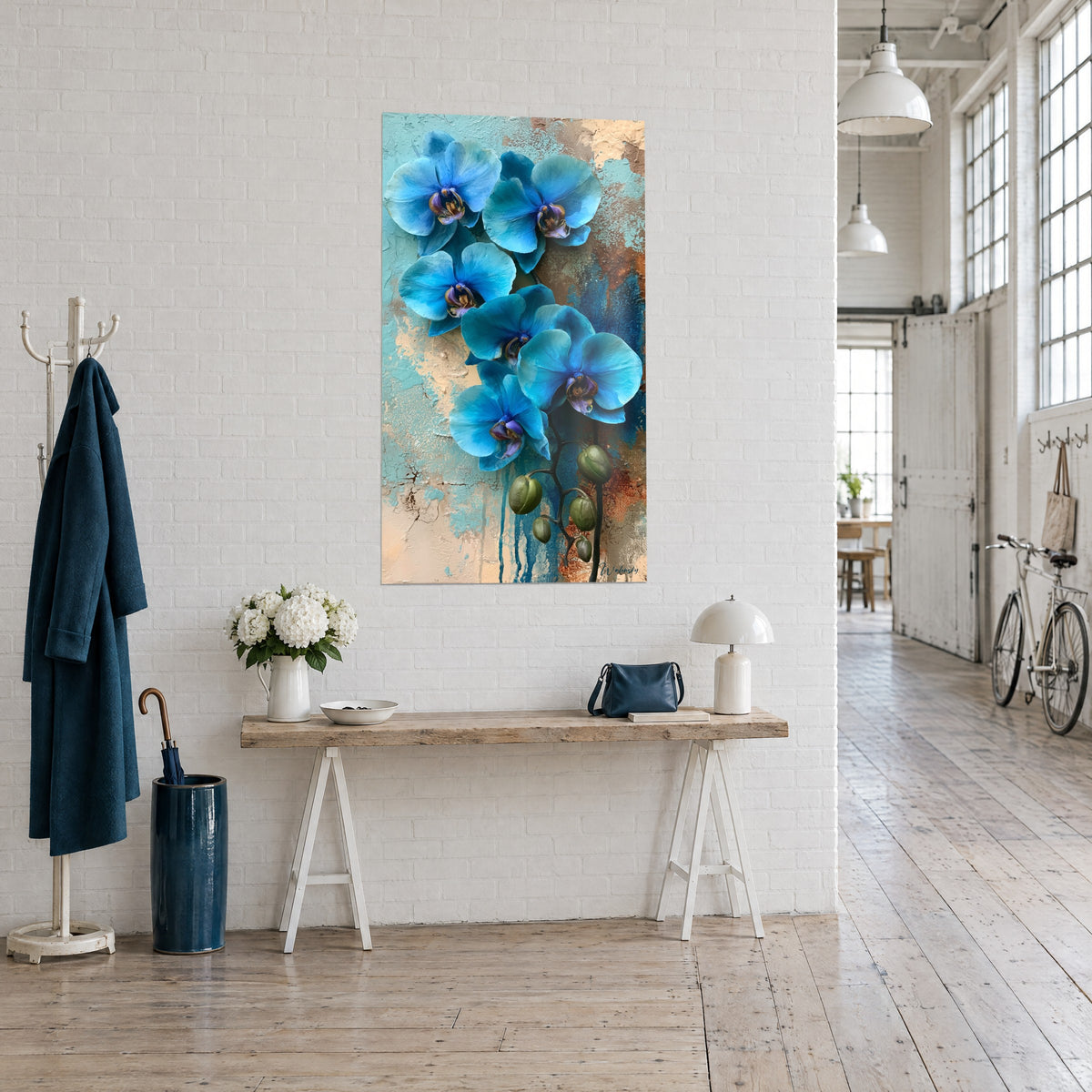Gemälde mit azurblauen Phalaenopsis-Orchideen auf rissiger ockerfarbener Wand, schwarze Stiele und grüne Knospen, Holzkonsole in einem Künstlerloft