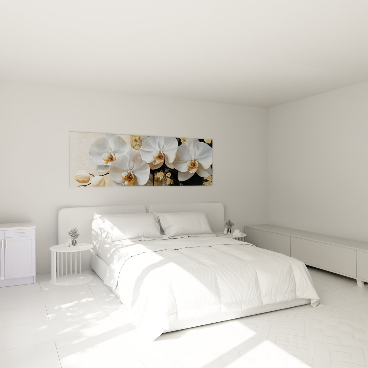 Grappe d'orchidées blanches et dorées accrochée au-dessus d'un lit dans une chambre claire