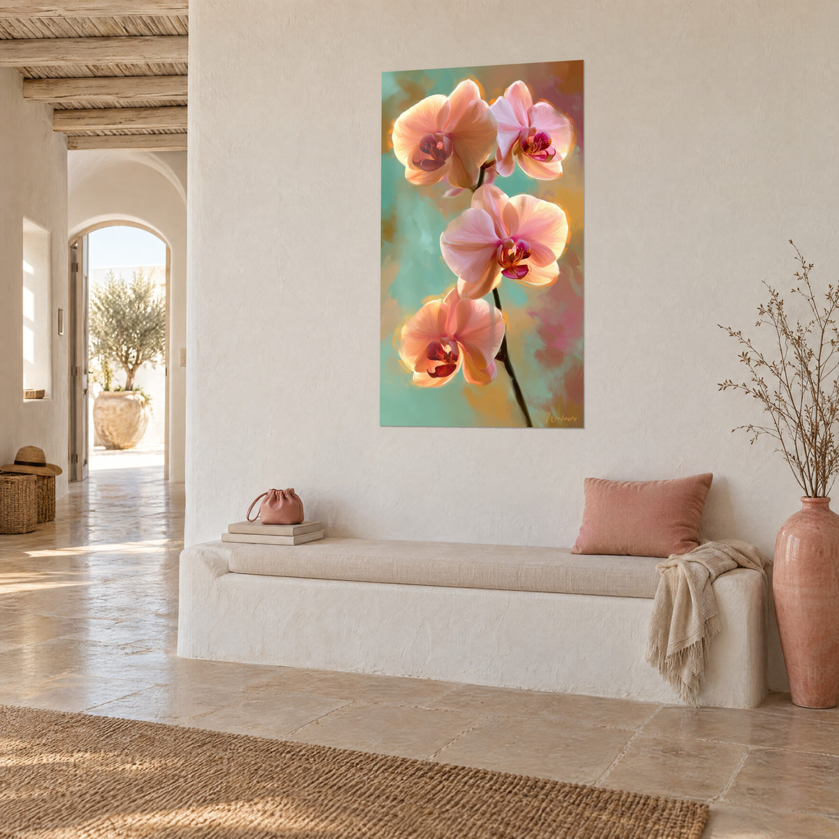 Cuadro phalaenopsis rosa salmón con reflejos dorados, toques turquesa y naranja, pared encalada, banqueta y jarrón de terracota