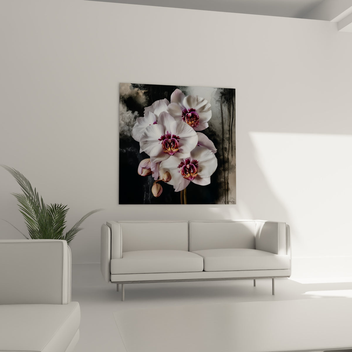 Grappe d'orchidées blanches aux teintes dorées suspendue au-dessus d'un canapé dans un salon lumineux