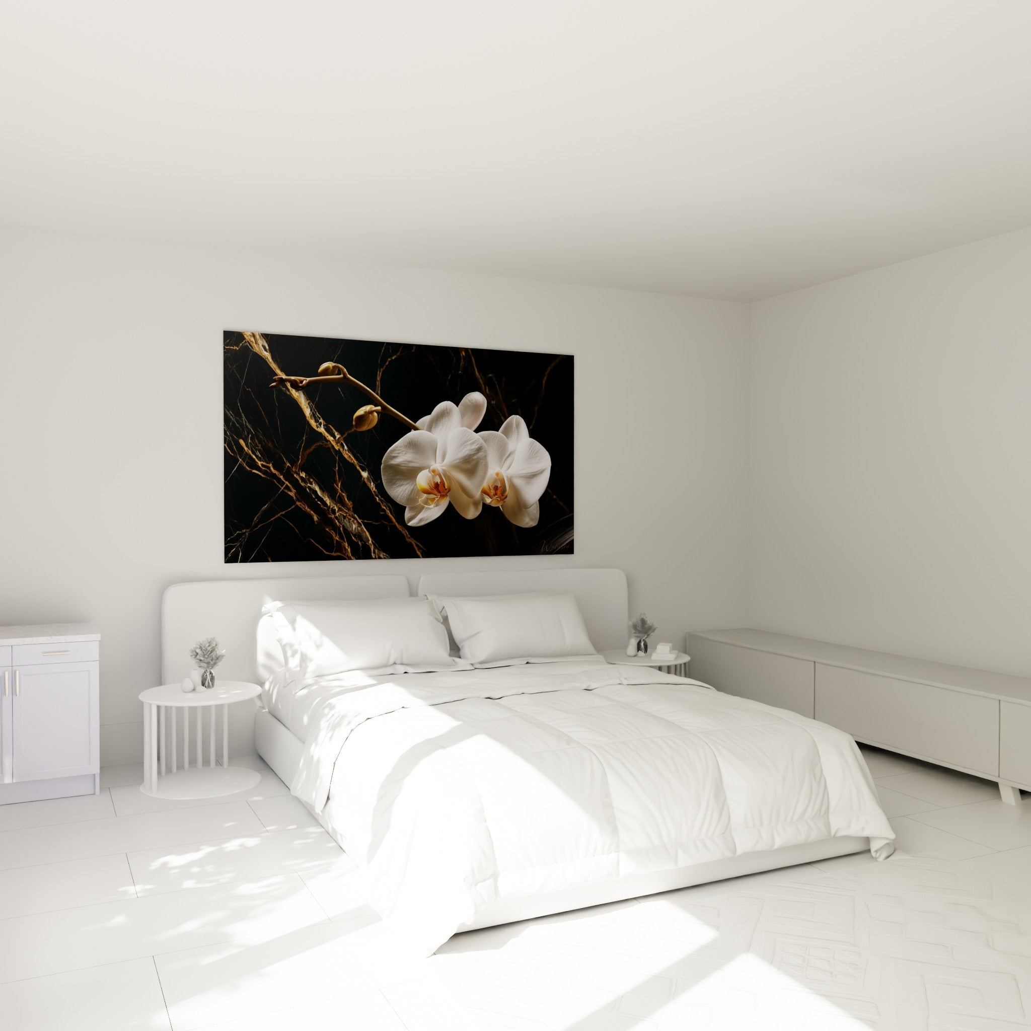 Fleurs d'orchidée immaculées sur fond marbré noir et doré au-dessus d'un lit dans une chambre claire