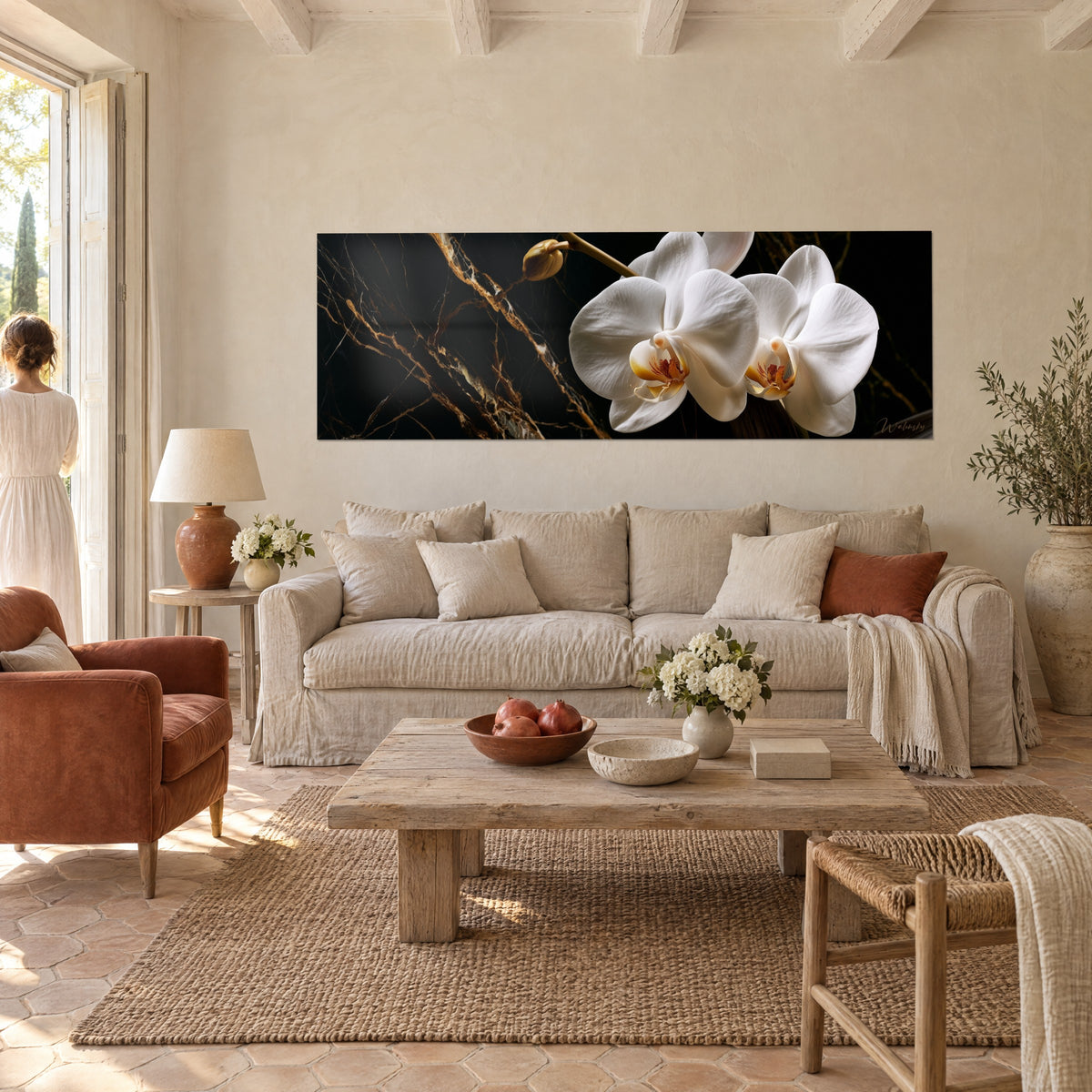 Quadro orchidea bianca con cuore giallo e ruggine su marmo nero venato d'oro, sopra un divano in un soggiorno luminoso