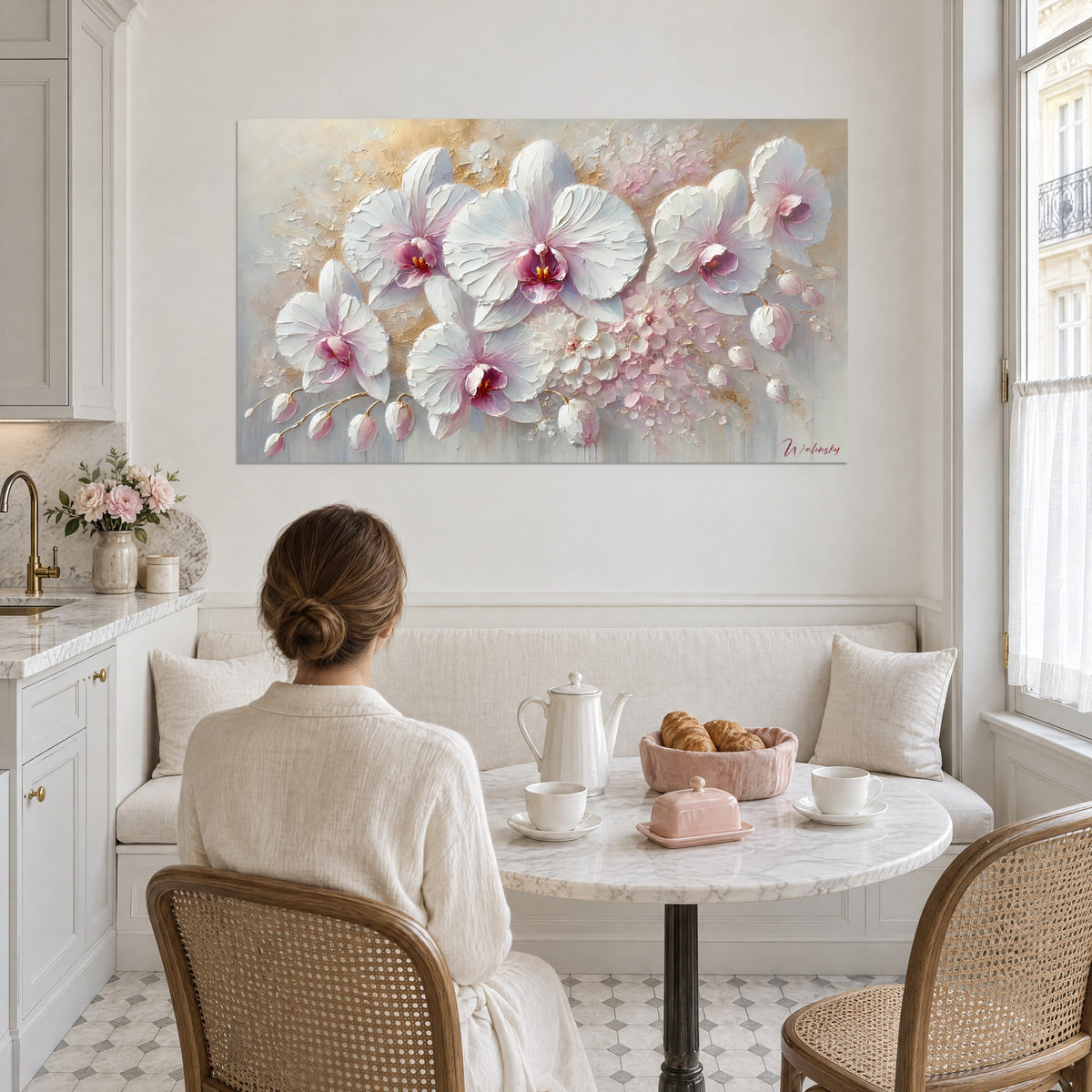 Obraz nieskazitelnych orchidei i różowych pąków na perłowoszarym tle, nad ławą w jadalni