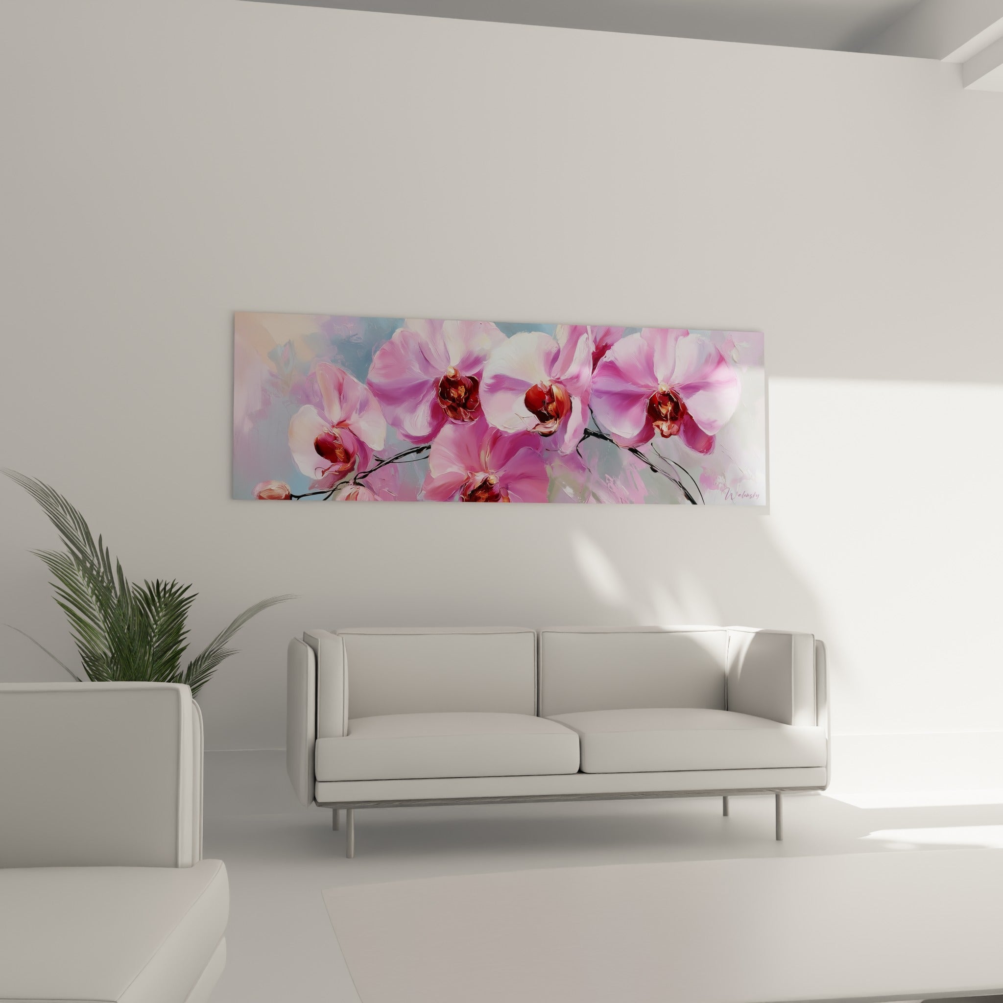 Branche d'orchidées lilas et bordeaux disposée au-dessus d'un canapé dans un salon lumineux