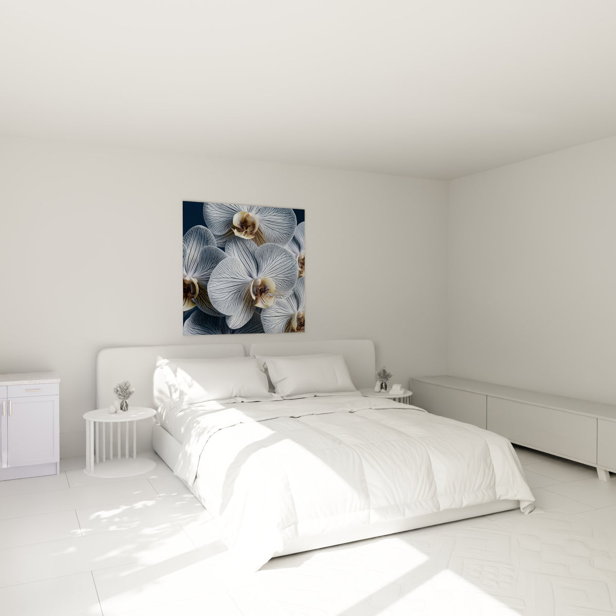 Pétales d'orchidée blancs et bleu marine accrochés au-dessus d'un lit dans une chambre claire