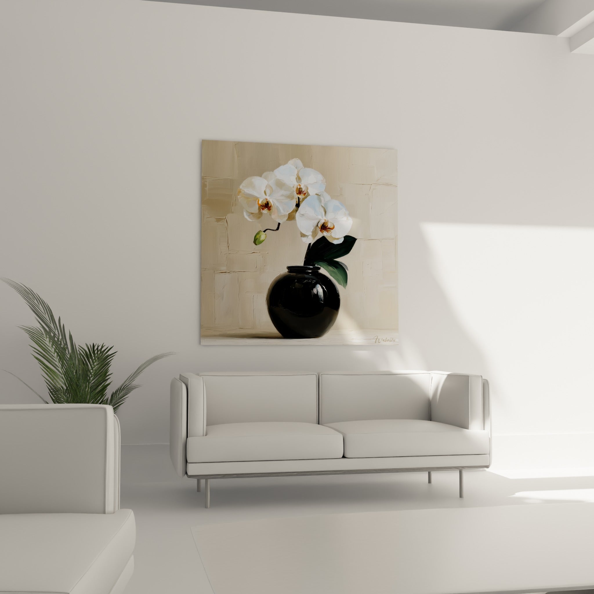 Pétales blancs et feuillage vert foncé de l'orchidée au-dessus d'un canapé dans un salon lumineux